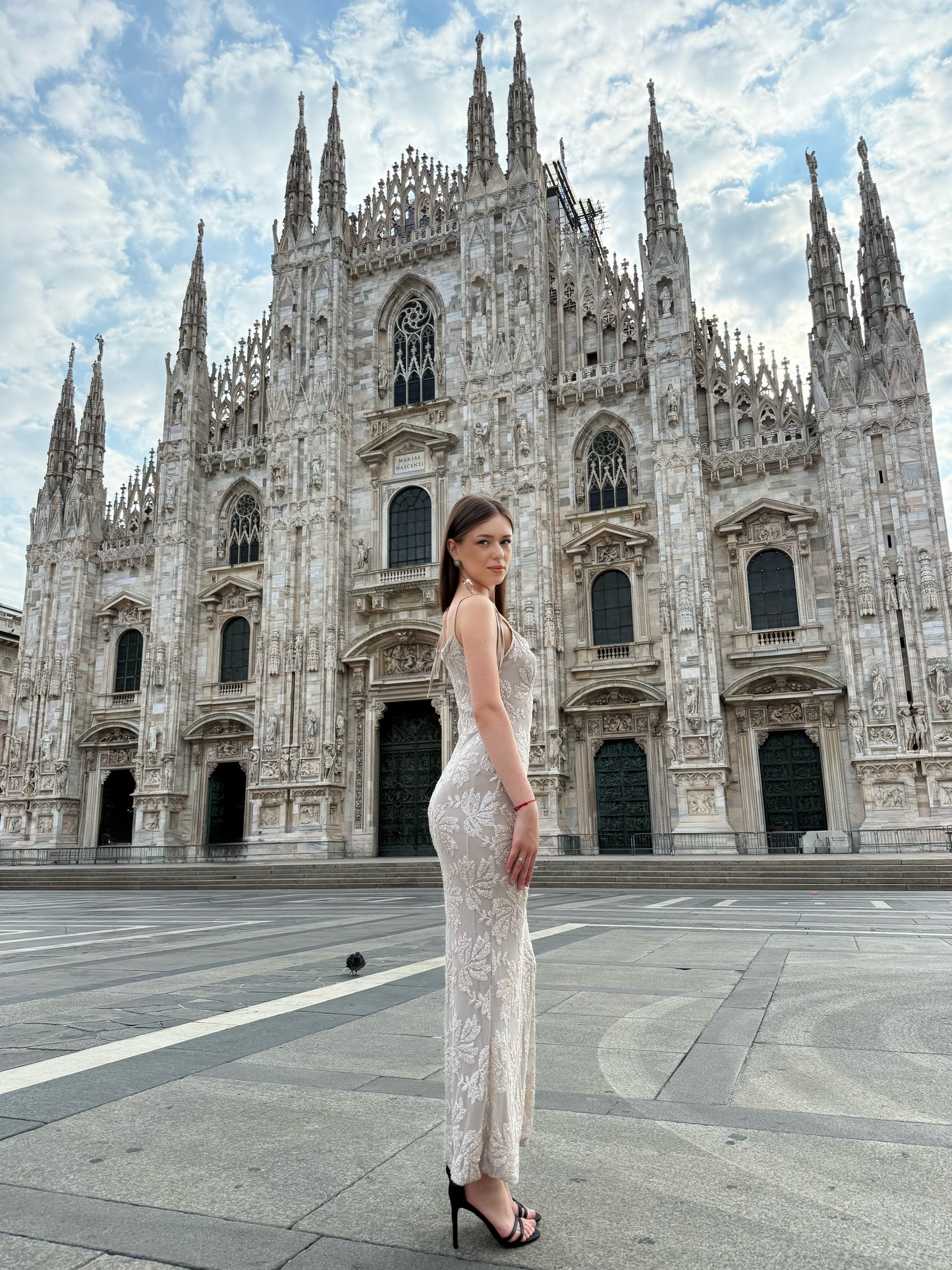 Rochie „Melvya” – Rochie lungă bej cu bretele subțiri și broderie florală în relief