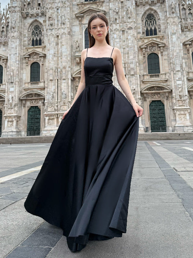 Rochie lungă elegantă din satin cu bretele subțiri – „Estella”