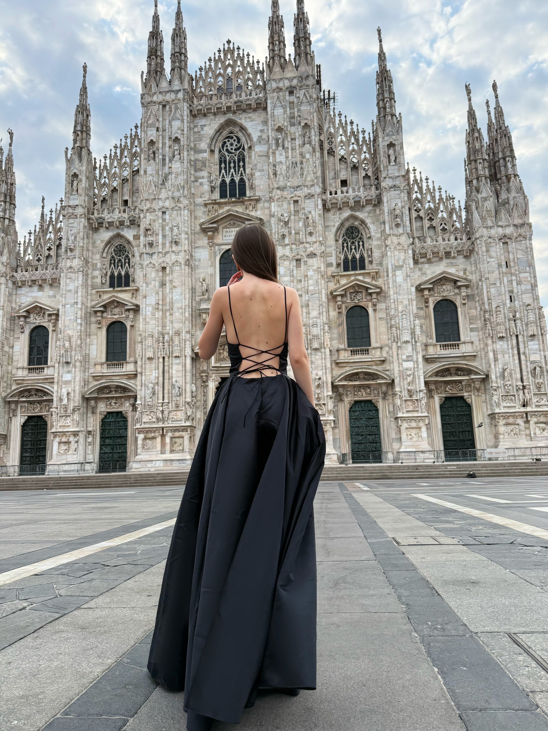 Rochie lungă elegantă din satin cu bretele subțiri – „Estella”