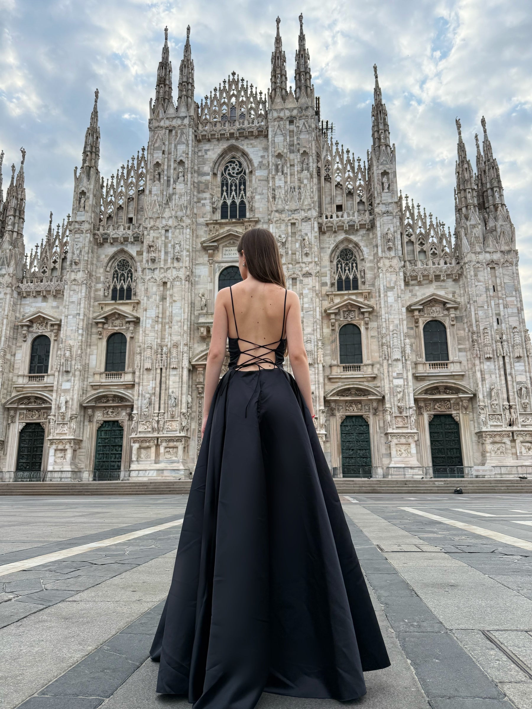Rochie lungă elegantă din satin cu bretele subțiri – „Estella”