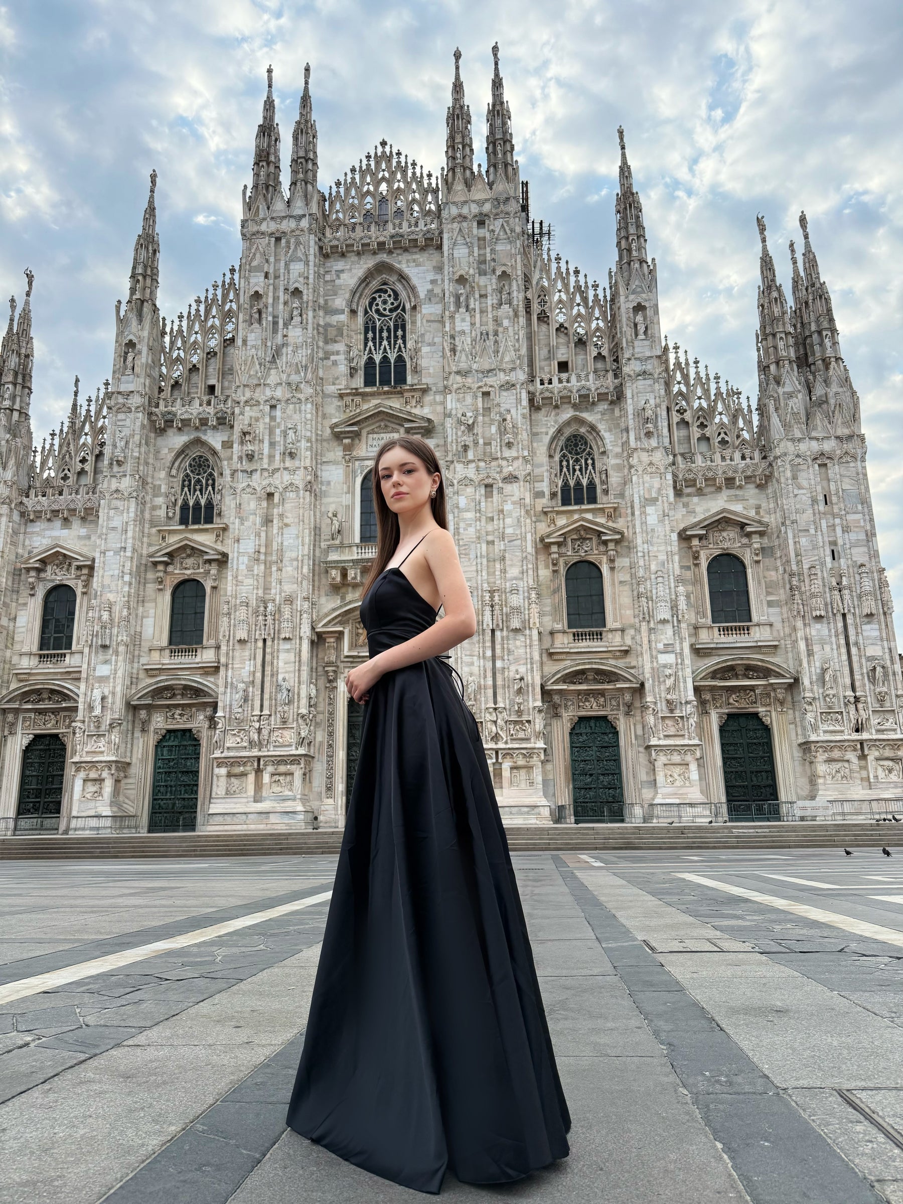 Rochie lungă elegantă din satin cu bretele subțiri – „Estella”