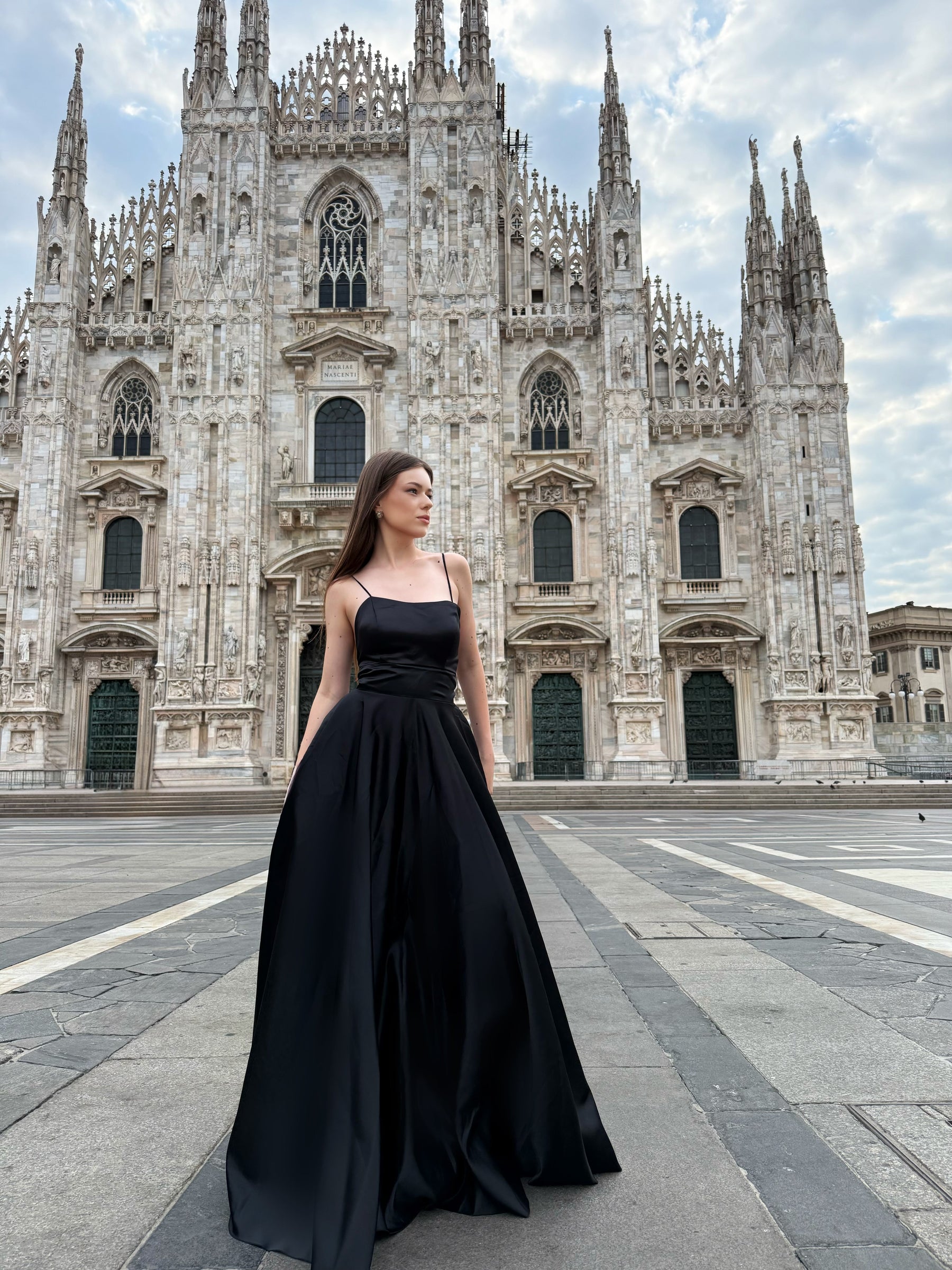 Rochie lungă elegantă din satin cu bretele subțiri – „Estella”