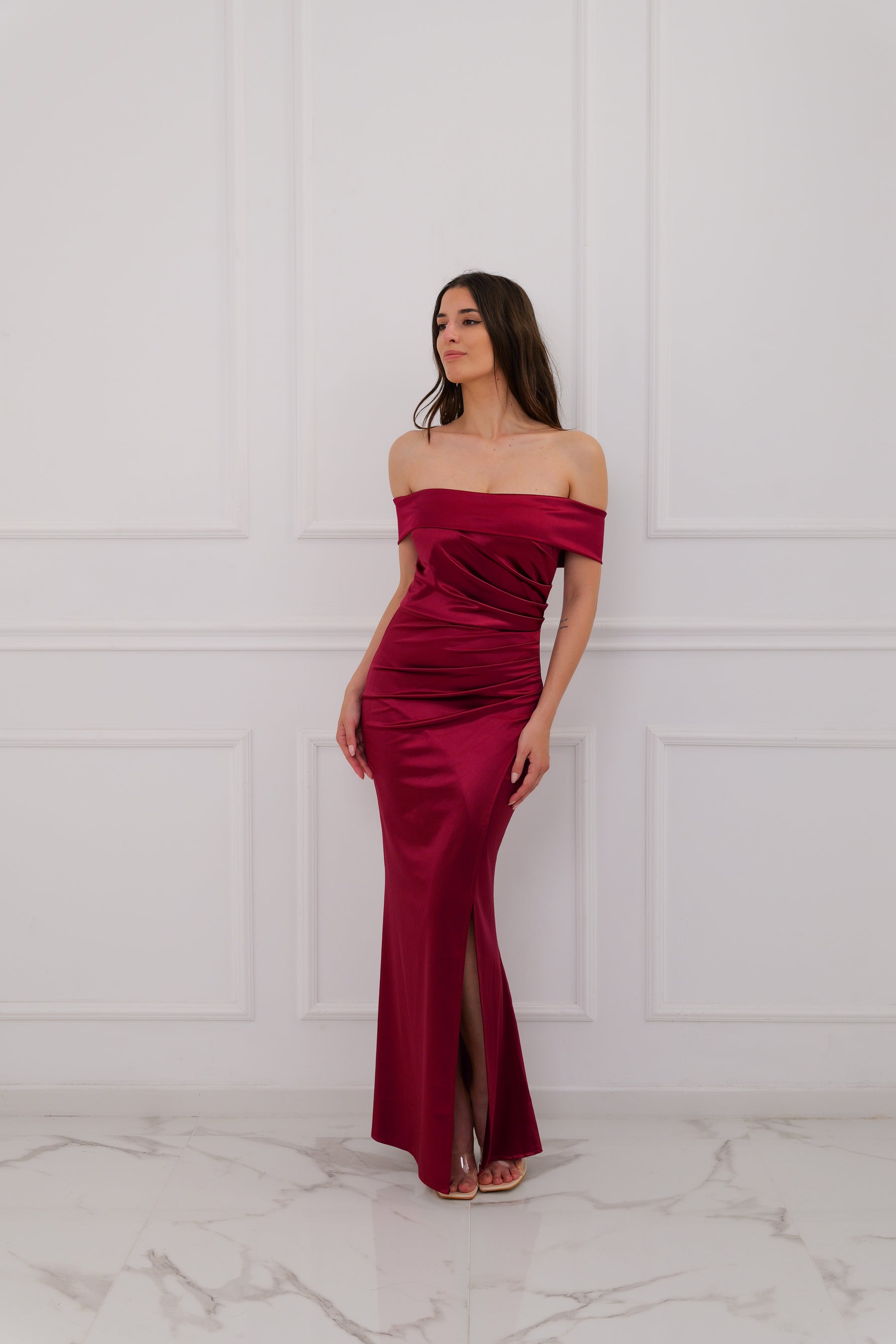 Abito lungo vino in raso lucido, scollo a spalline nude e gonna con slittino, design elegante