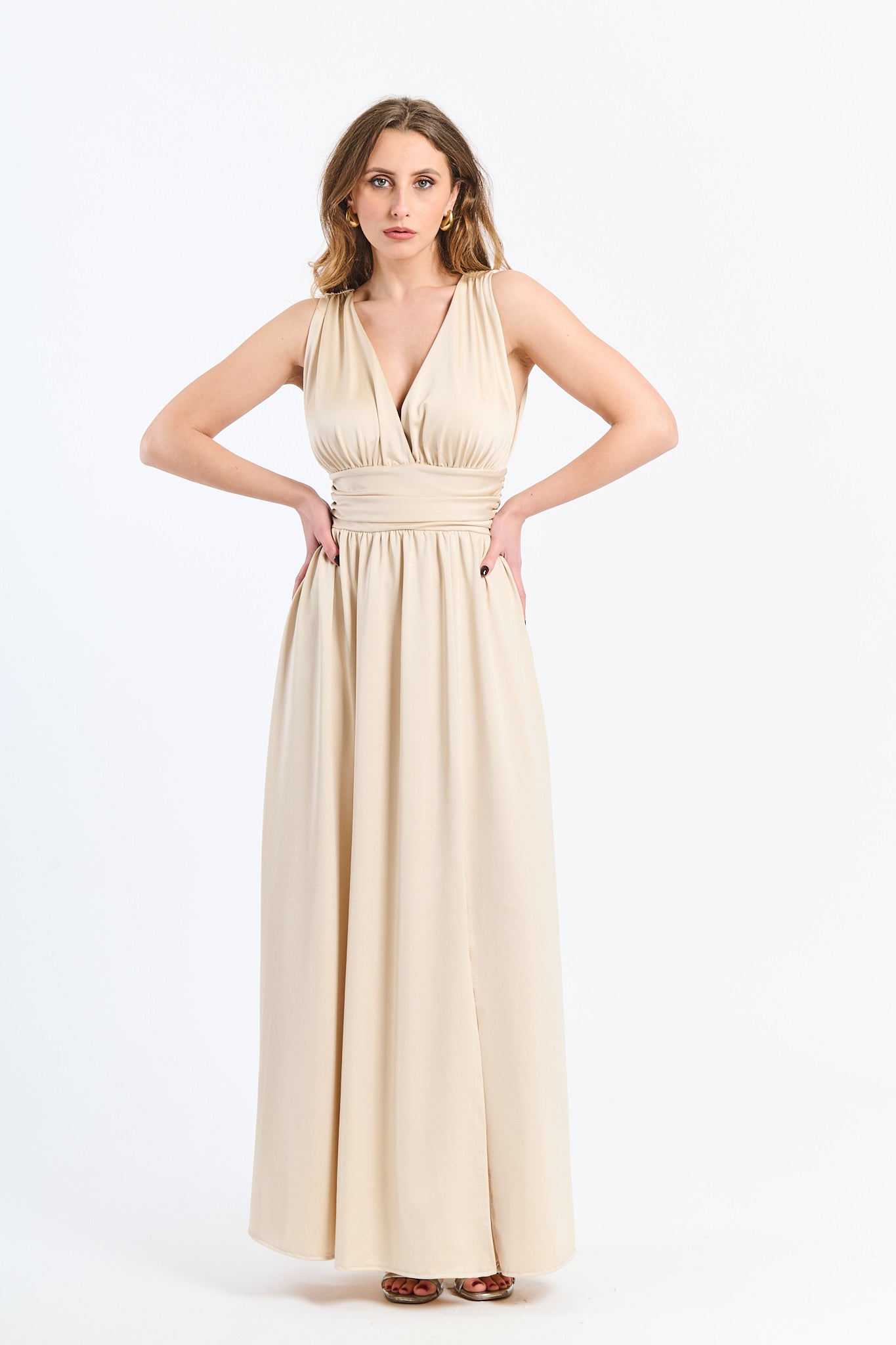 Abito Beige in tessuto opaco senza maniche, scollo a V e vita smussata, per uno stile discreto e raffinato.