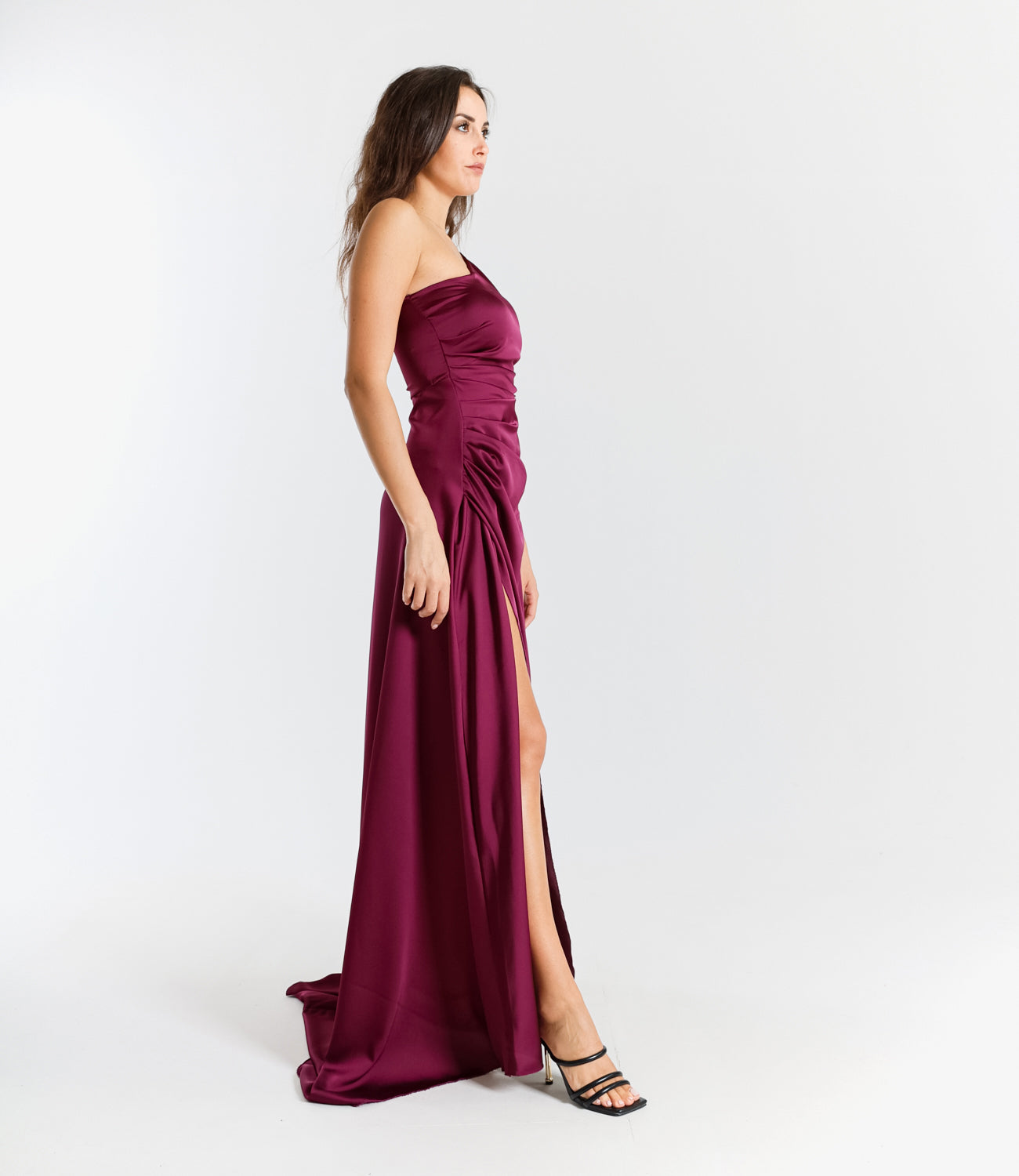 Abito Bordo in tessuto lucido con svasatura decorativa, per uno stile glamour e sofisticato.