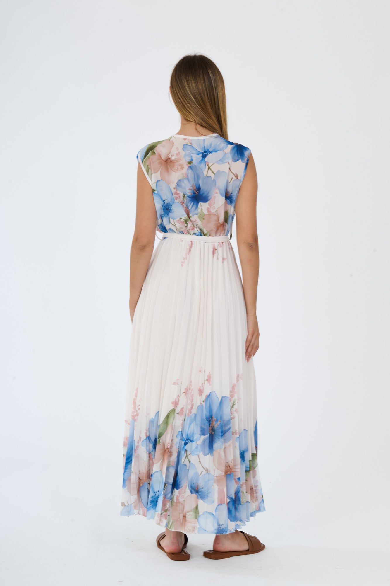 Abito a fiori Azzuro, stile fluido con scollatura a V, senza maniche e fascia decorativa alla vita