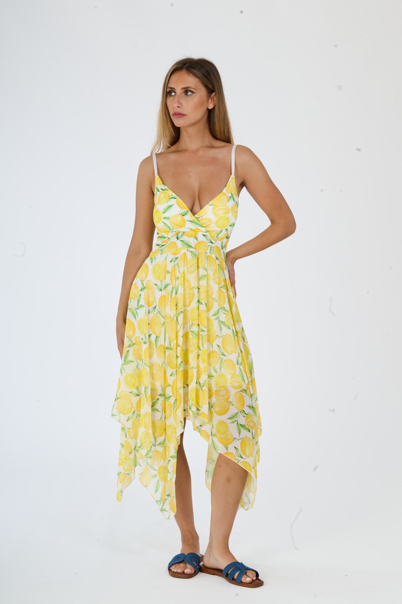 Abito a fiori blu e gialli con spalline sottili e scollo a V, perfetto per un look vivace e estivo.