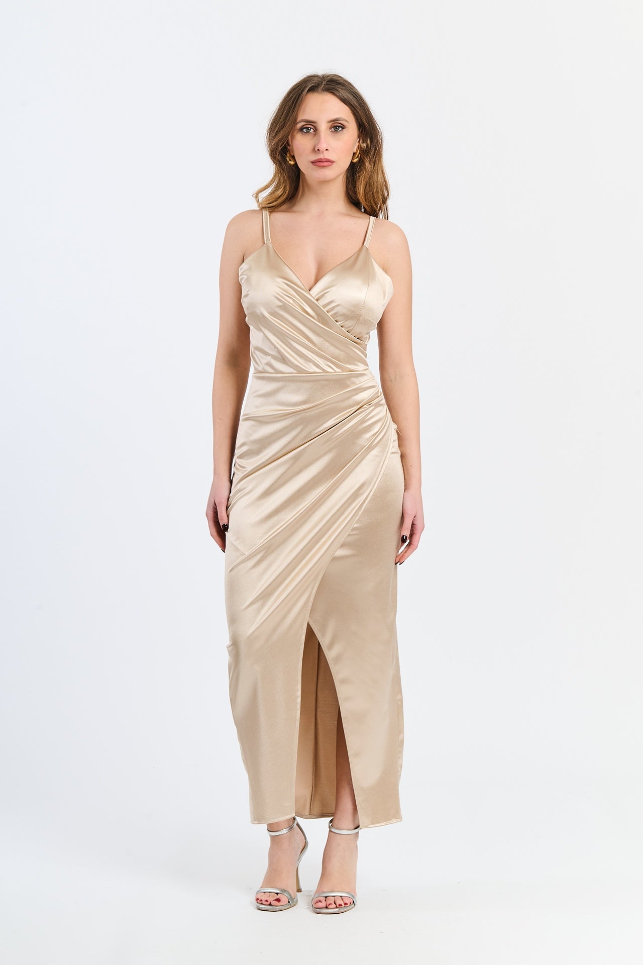 Abito beige satinato, spalline sottili, taglio slittato, stile elegante