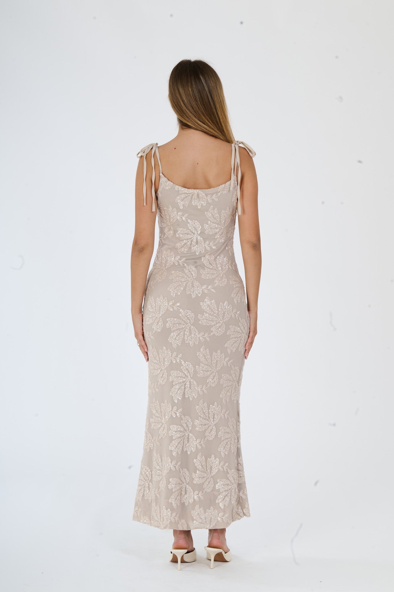 Abito elegante in pizzo con taglio a spalline sottili e gonna dritta, perfetto per eventi speciali.