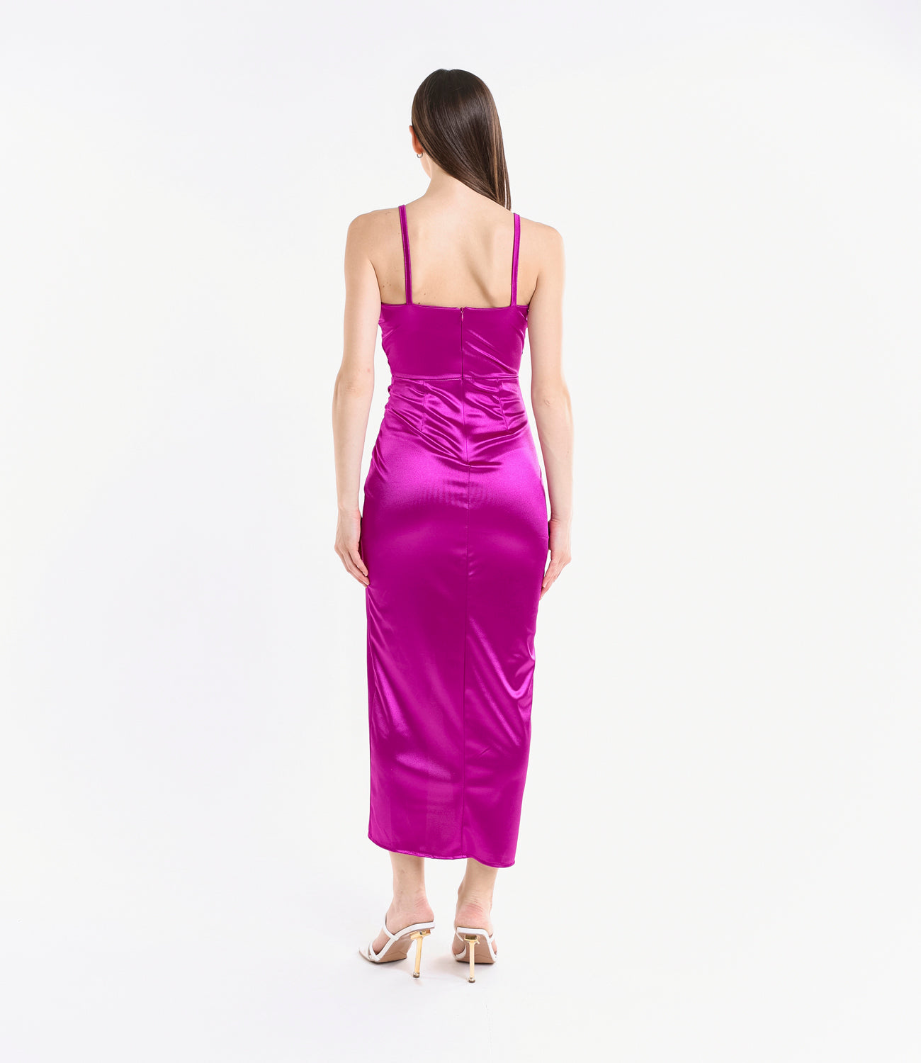 Abito fuxia satinato, spalline sottili, taglio slittato, colore vivace