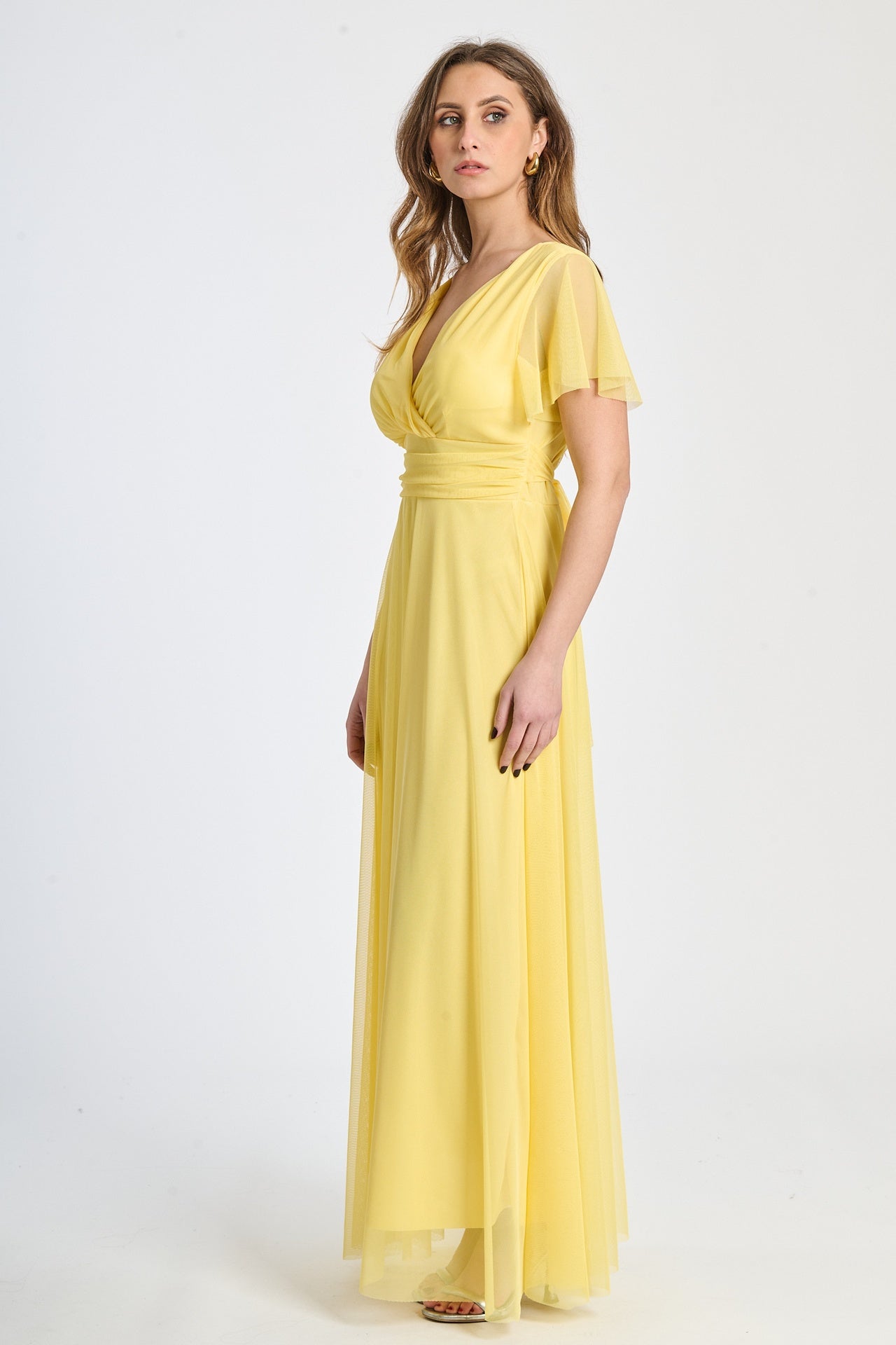 Abito giallo laccio vita, tulle trasparente, design audace, per occasioni estive