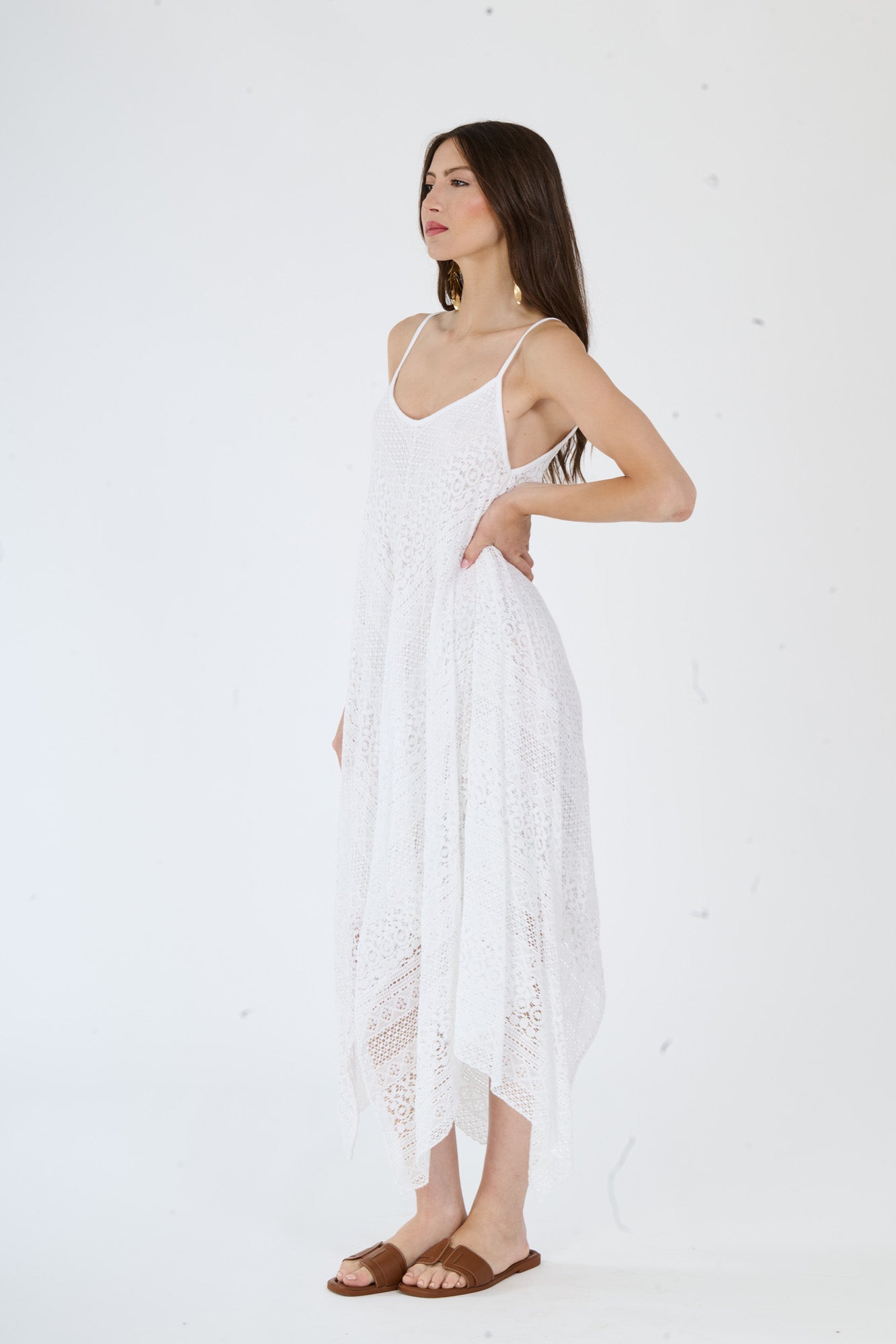 Abito in maglia a fori bianca con spalline regolabili e gonna fluida, per uno stile casual e chic.