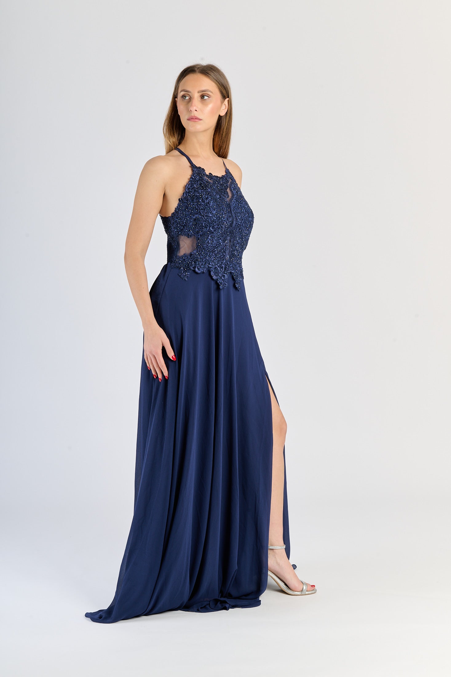 Abito lungo Navy: design affascinante con pizzo sul busto e slittino