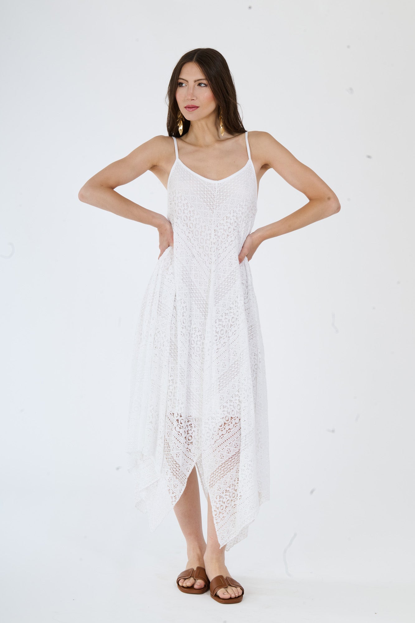 Abito lungo bianco a maglia a fori con spalline sottili, ideale per le giornate estive.