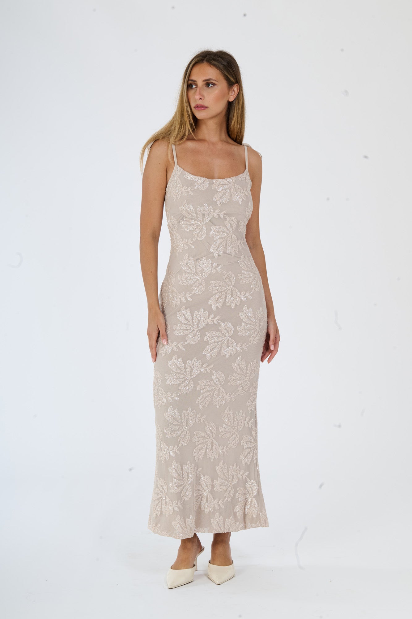 Abito lungo in pizzo avorio con spalline sottili, perfetto per uno stile elegante.