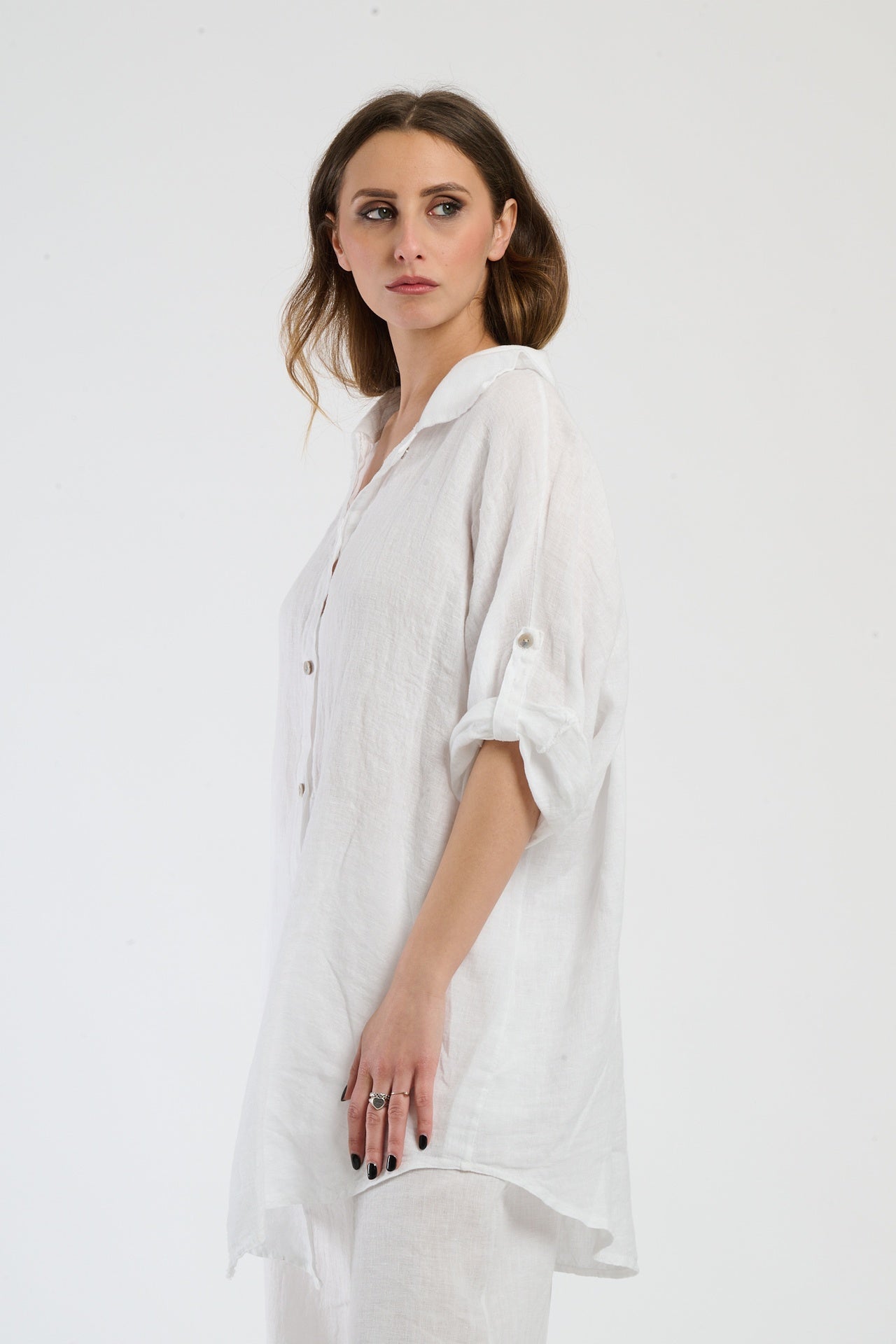 Camicia larga bianca, ideale per un look elegante e sobrio