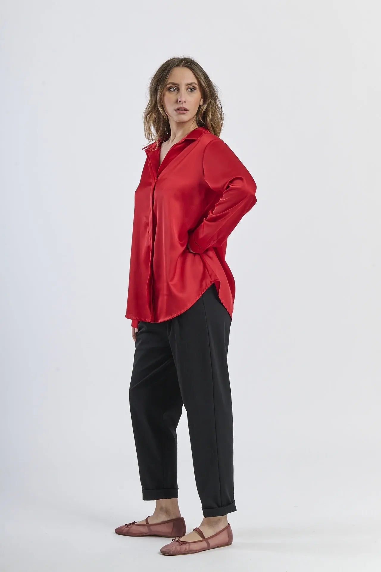 Camicia rossa a collo camicia, perfetta per un look audace e trendy.