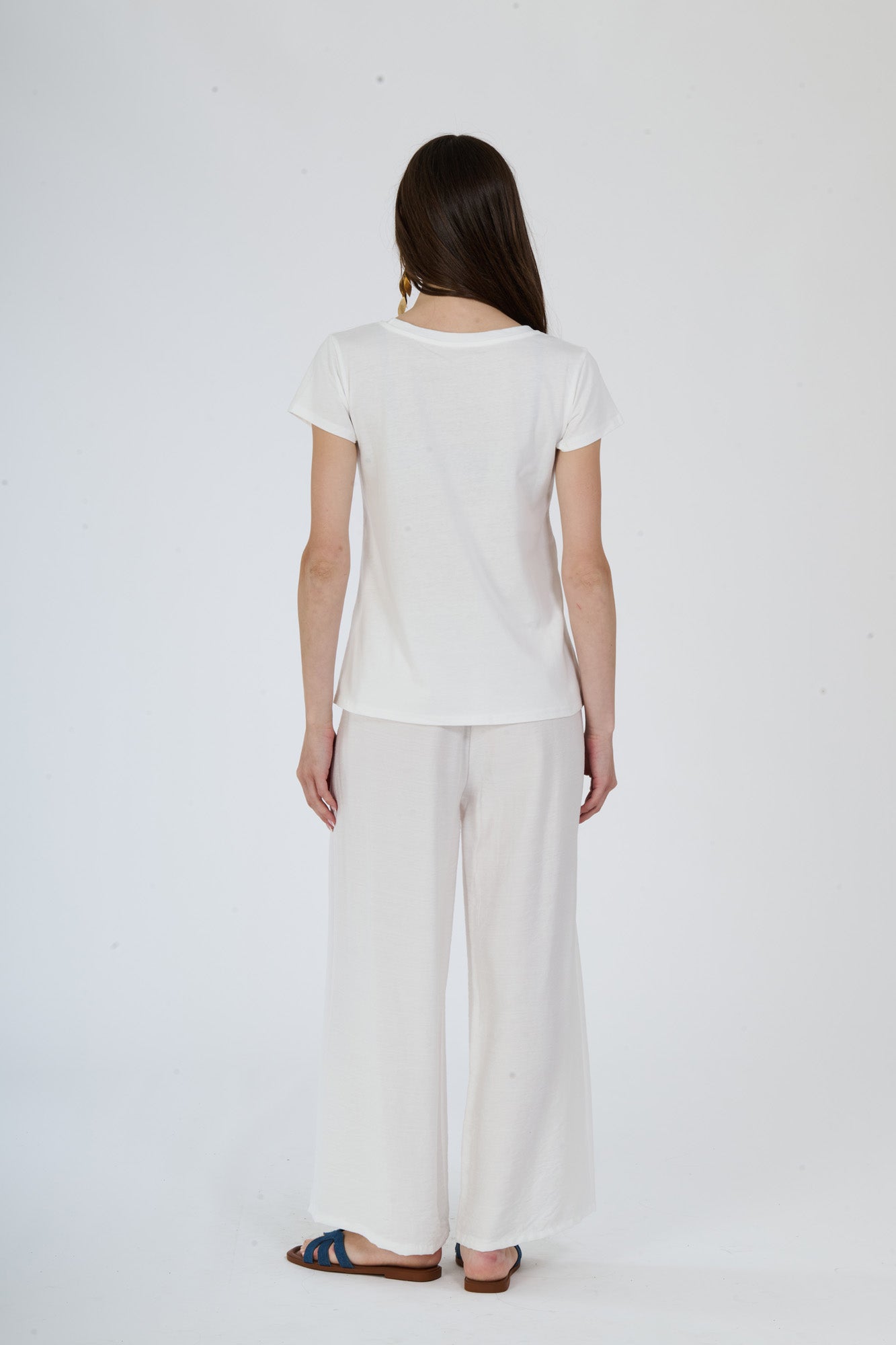 Immagine di una donna in abbigliamento casual bianco e scuro