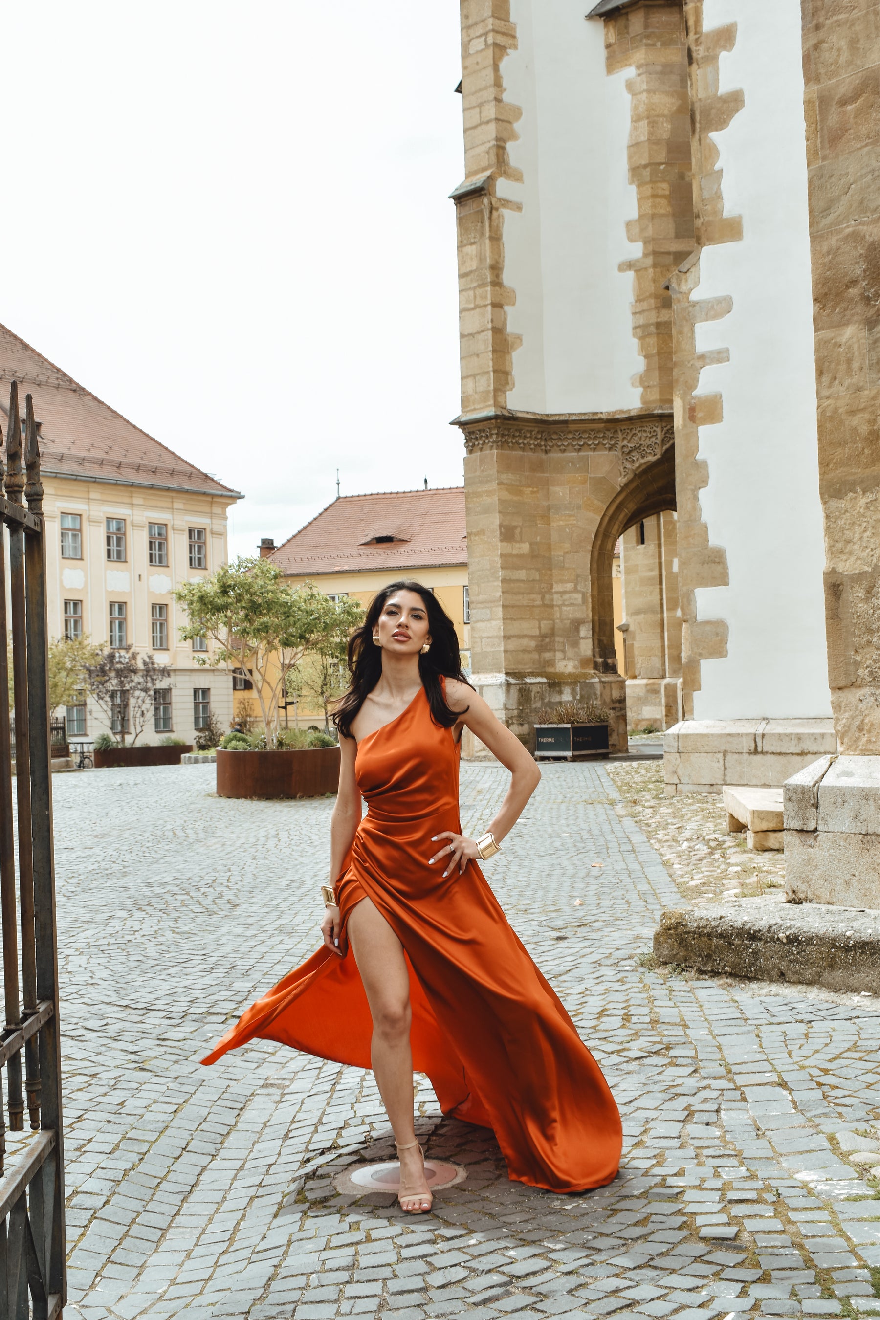 Vestito Marmalade con taglio monospalla e gonna fluida, ideale per eventi formali