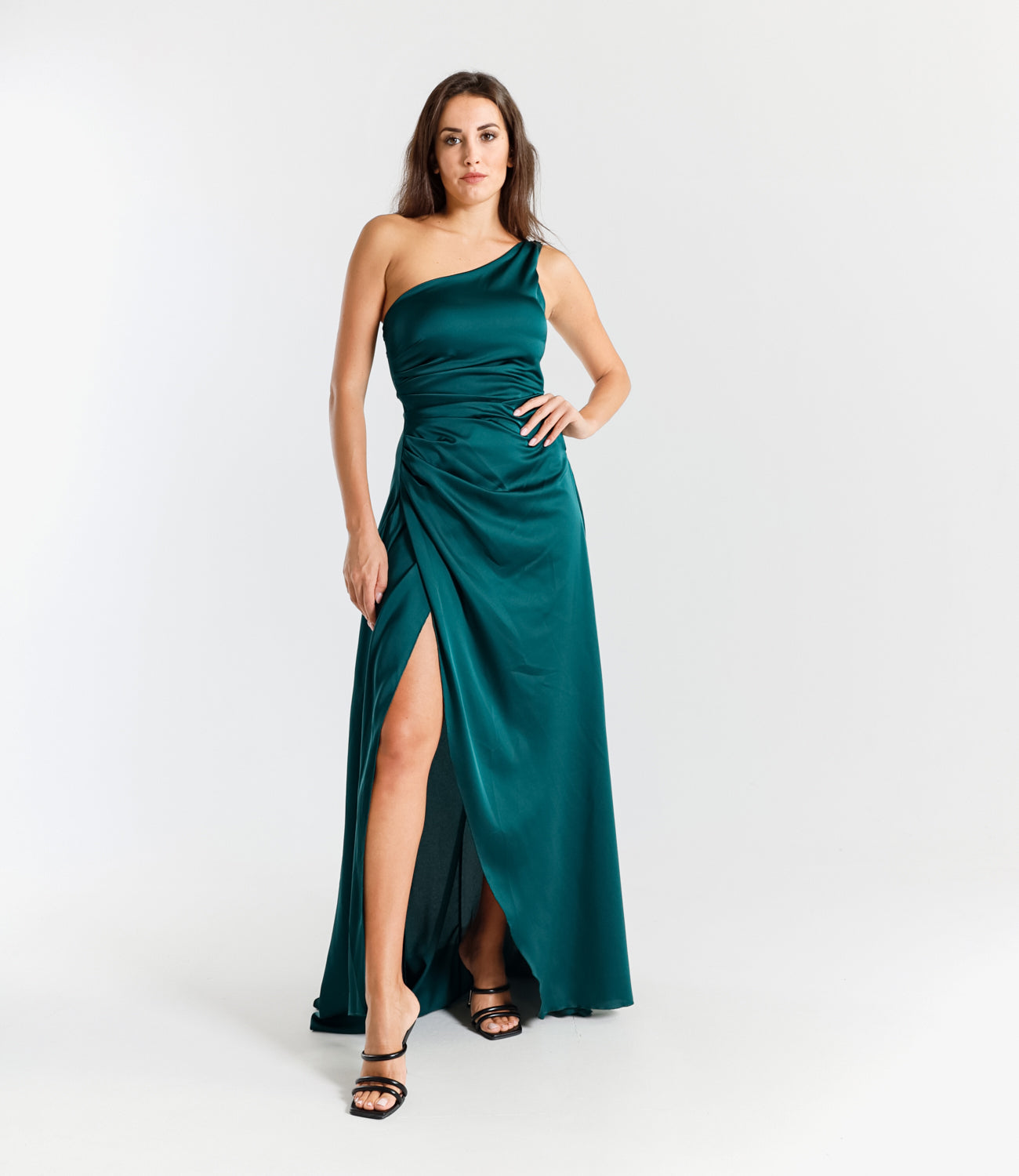 Lungo abito Verde.S monospalla con svasatura alta, perfetto per uno stile rinfrescante ed elegante.