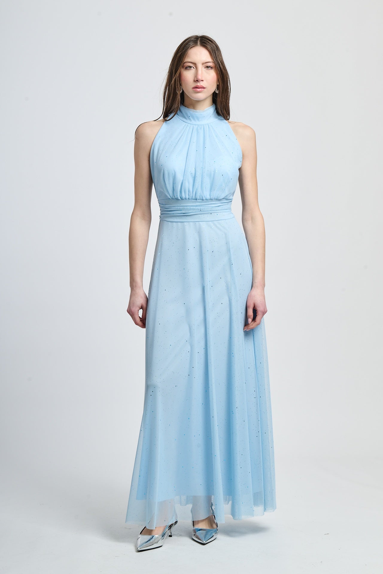 Lungo vestito azzurro con puzzo e frange, stile romantico per feste.