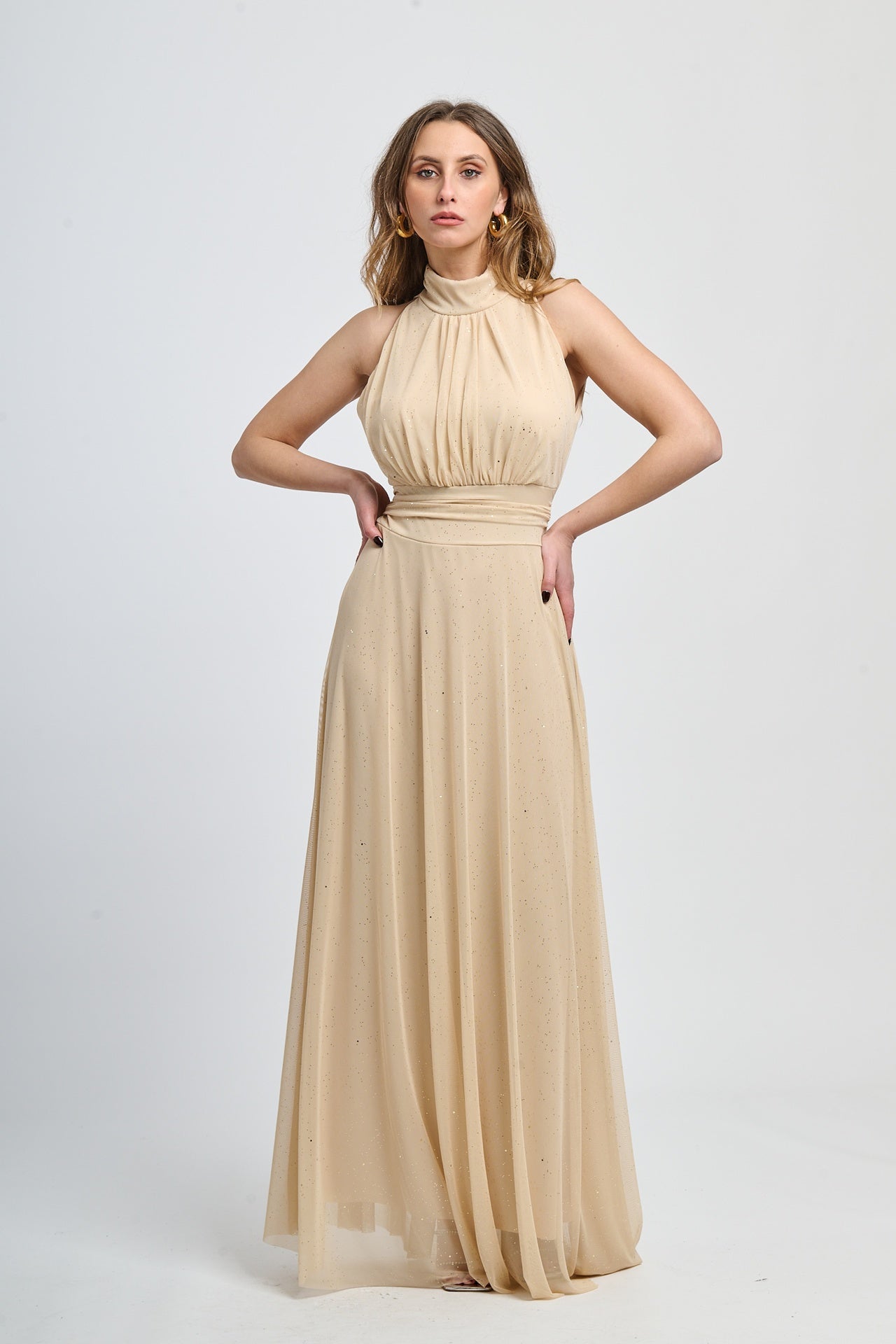 Lungo vestito beige con puzzo e legature, design elegante per nozze.