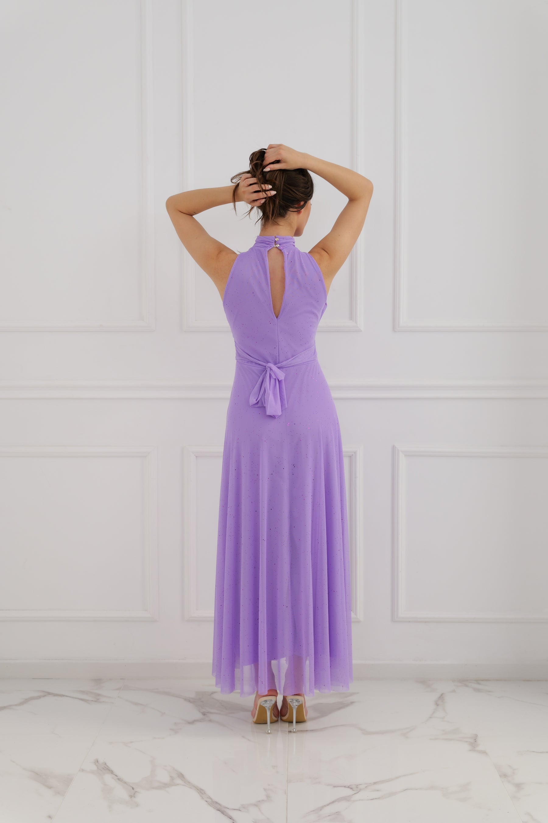 Lungo vestito lilla con puzzo e frange, stile romantico per feste.