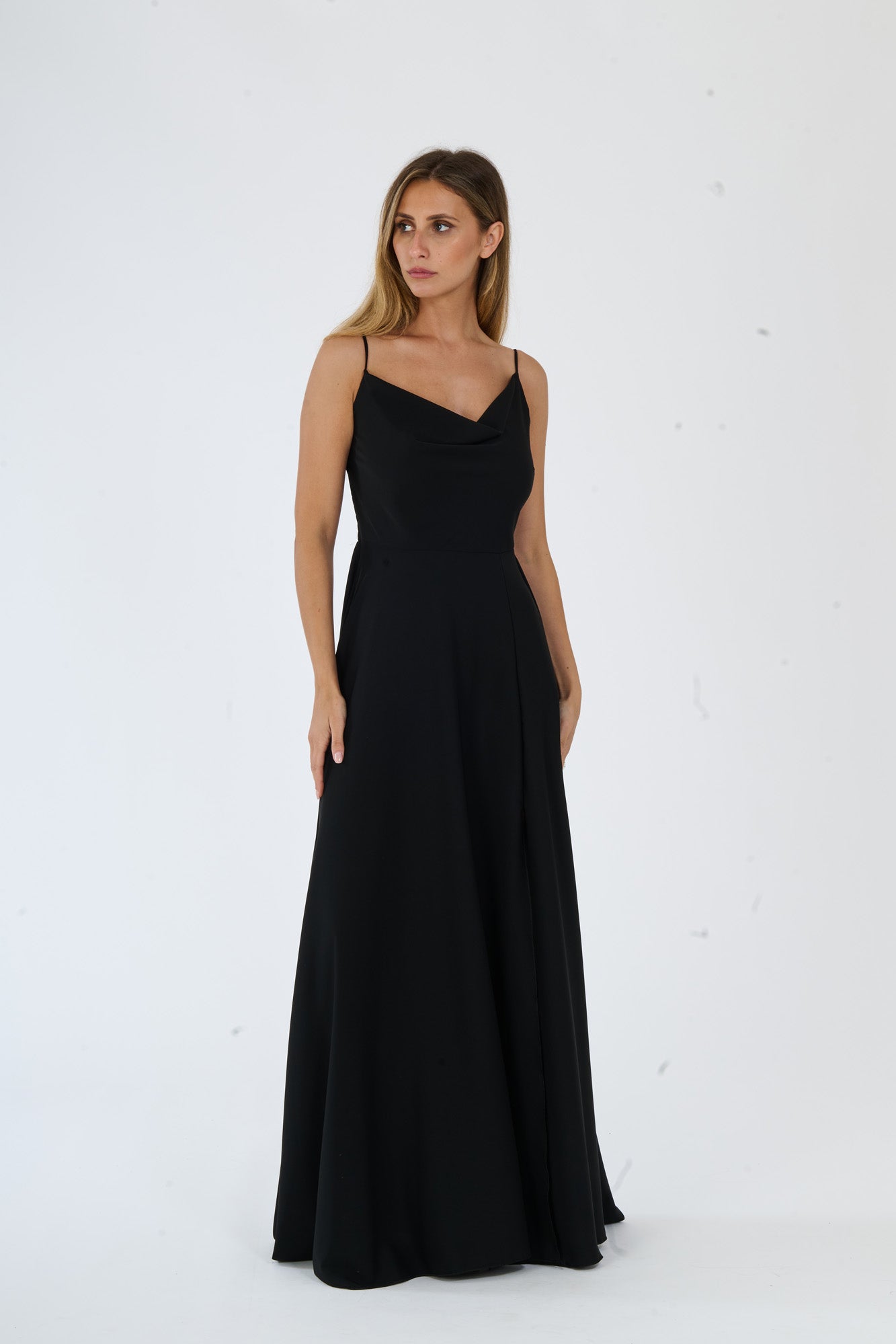 Lungo abito nero con spalline sottili e scollo a cuore, perfetto per uno stile elegante e senza tempo.