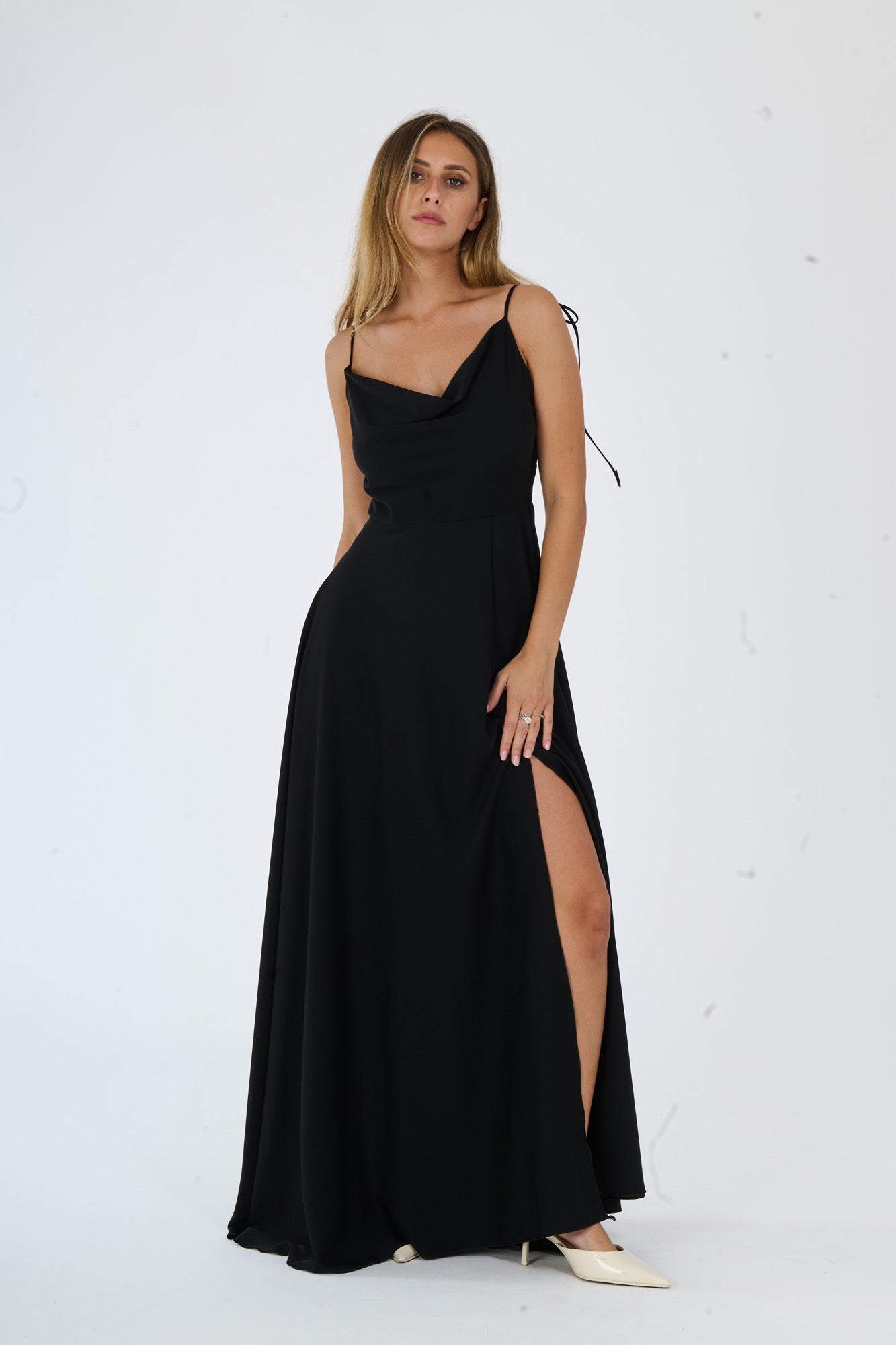 Abito da sera nero opaco con silhouette avvolgente, ideale per occasioni formali e glamour.