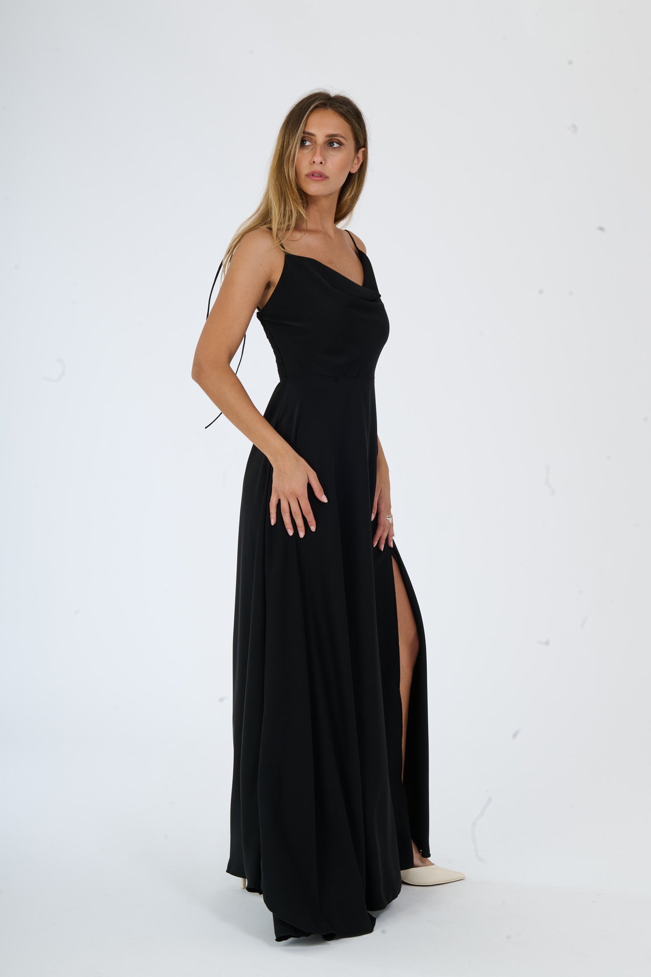 Vestito elegante nero con tessuto fluido e taglio moderno, adatto per serate speciali.