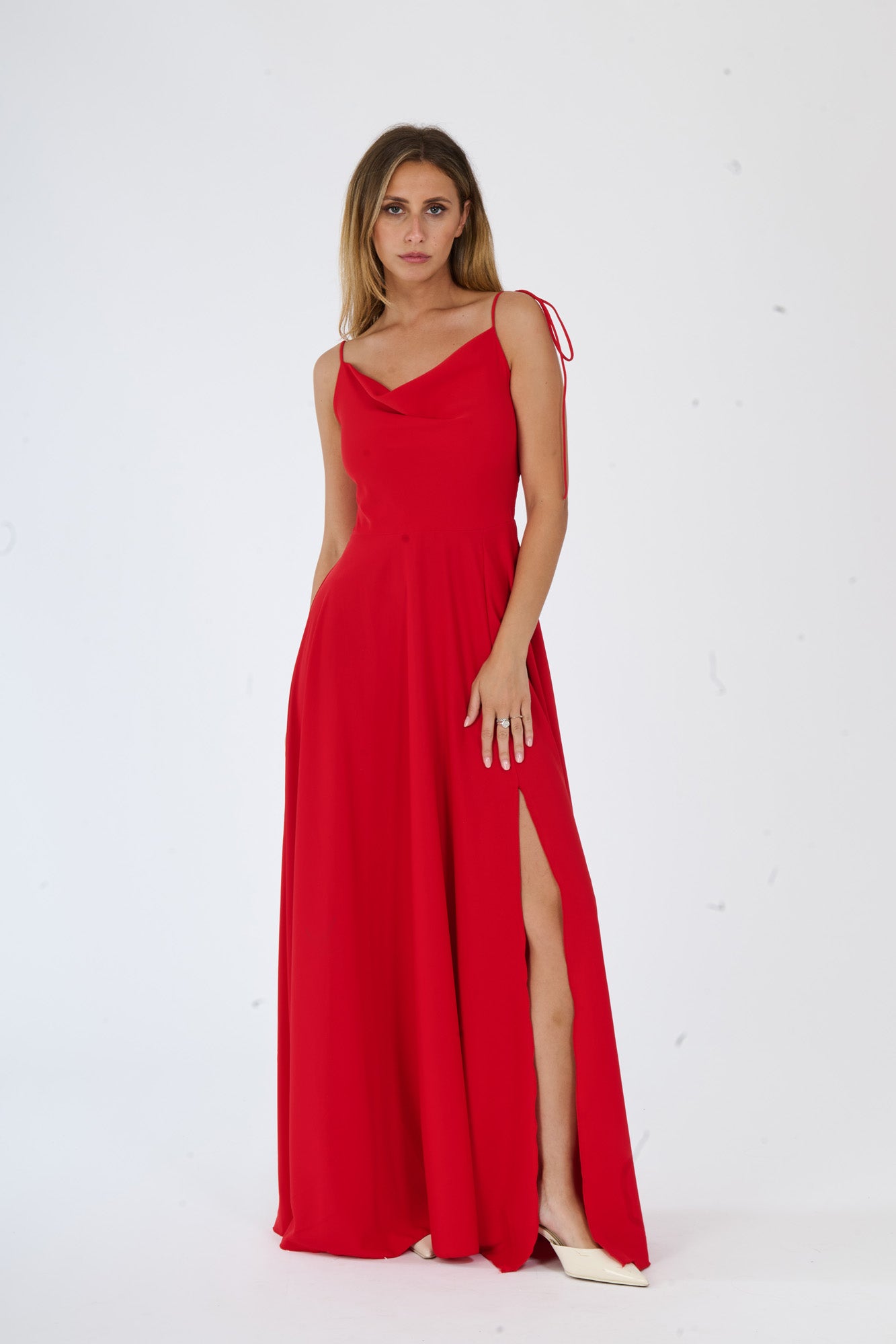 Lungo abito rosso con spalline sottili e scollo a cuore, perfetto per uno stile passionale.