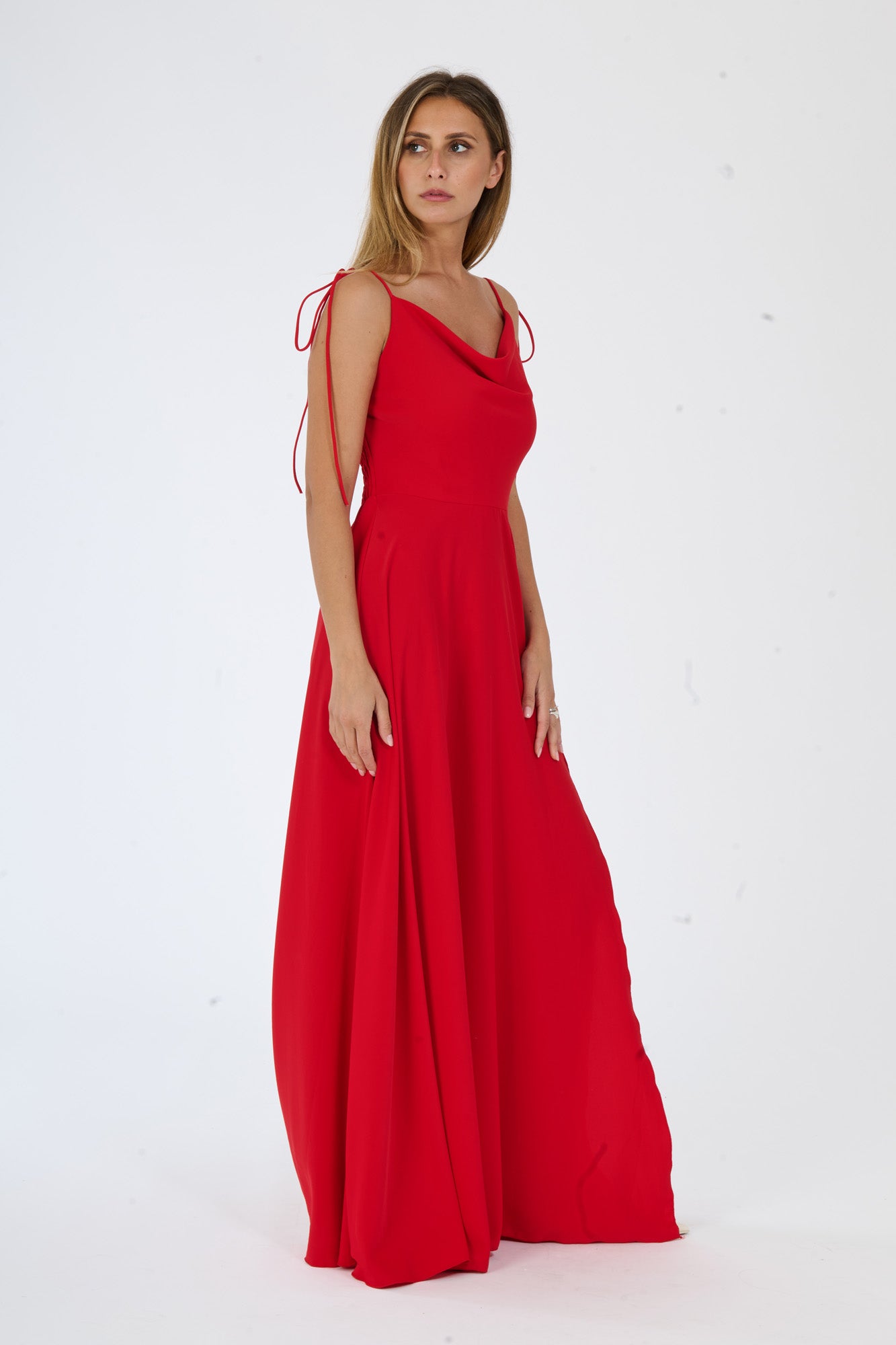 Vestito elegante rosso con tessuto scintillante e taglio avvolgente, adatto per serate speciali.