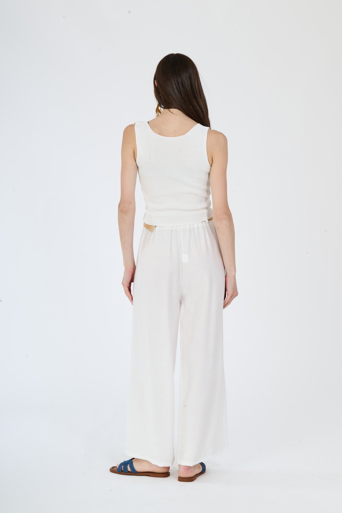 Combinazione di top bianco e pantaloni larghi bianchi, ideale per un look luminoso ed elegante.