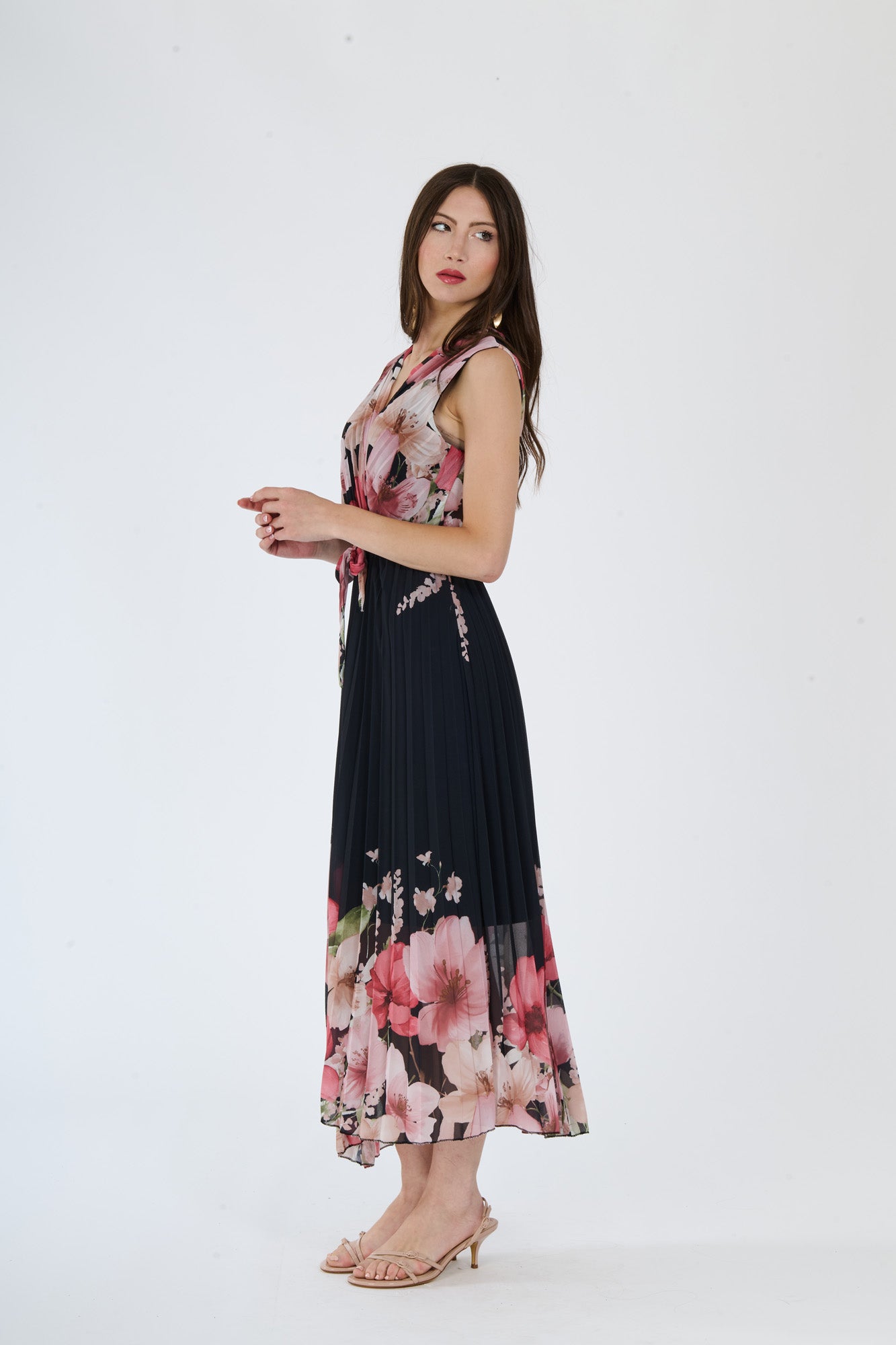 Modella in abito maxi Nero con motivi floreali, scollatura a V, maniche nude e fascia tie - waist