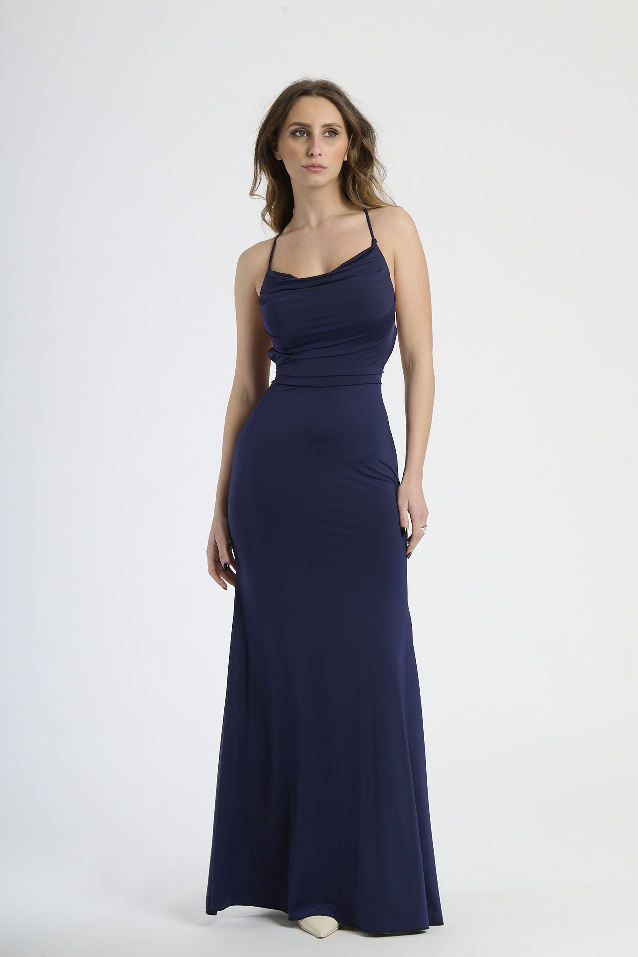Modella indossa abito navy lungo, stile preppy per serate formali.