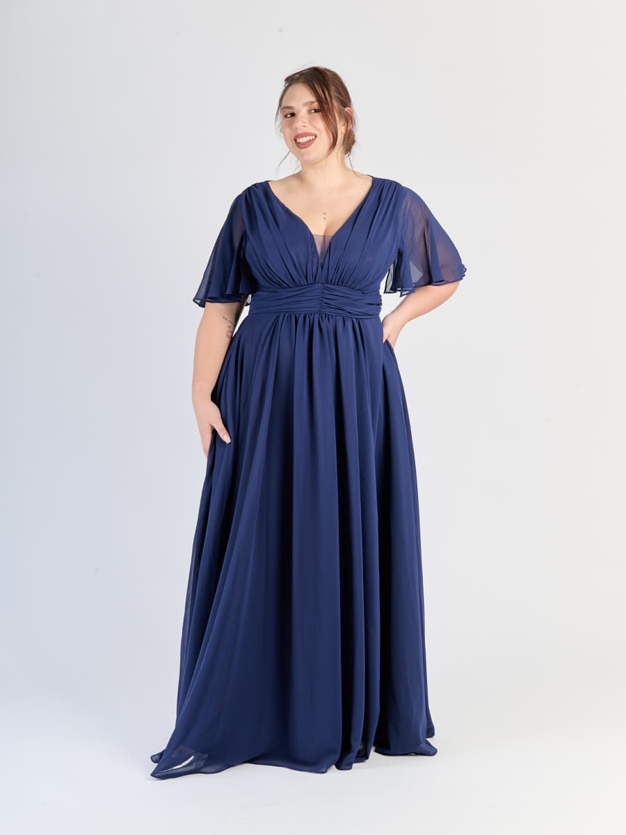 Modello di abito plus size Navy in raso con silhouette avvolgente e finitura brillante