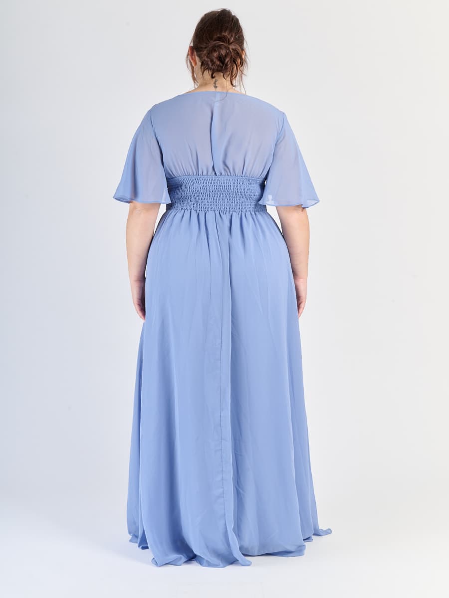 Modello di abito plus size Lavanda in raso con silhouette avvolgente e finitura soffice