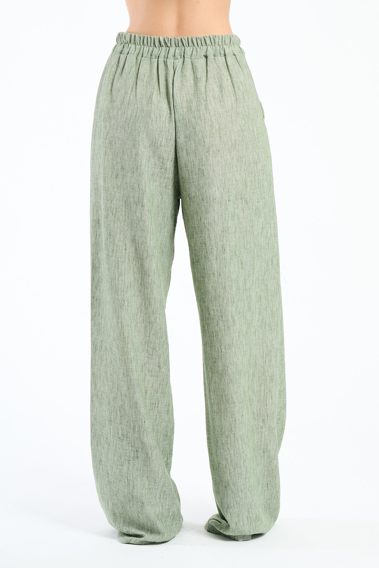 Pantaloni larghi colore militare con coulisse e nodo, carattere edgy.