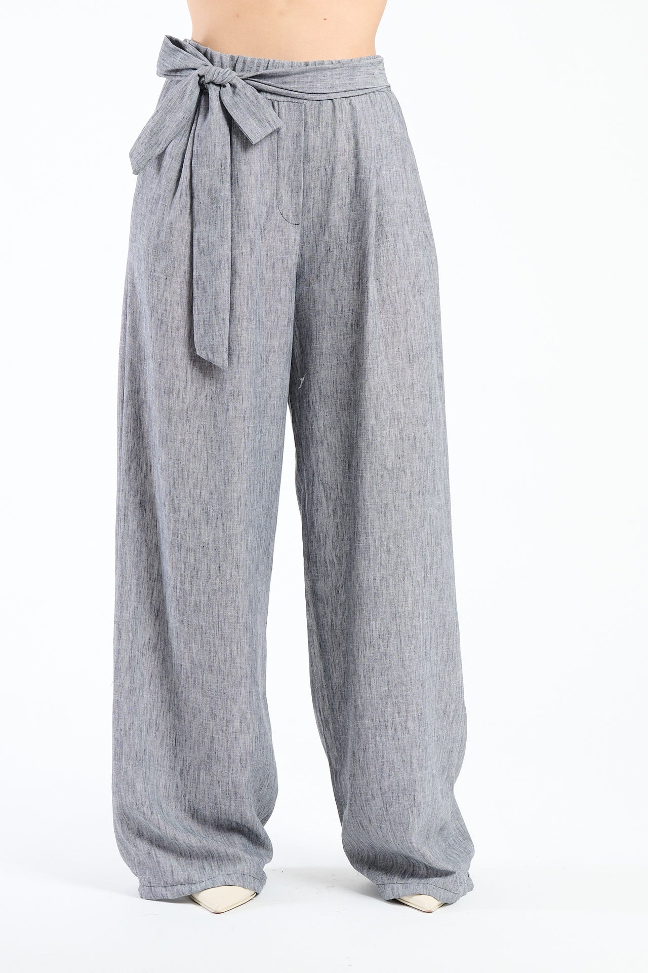 Pantaloni neri a gamba ampia, stile minimale e seducente.