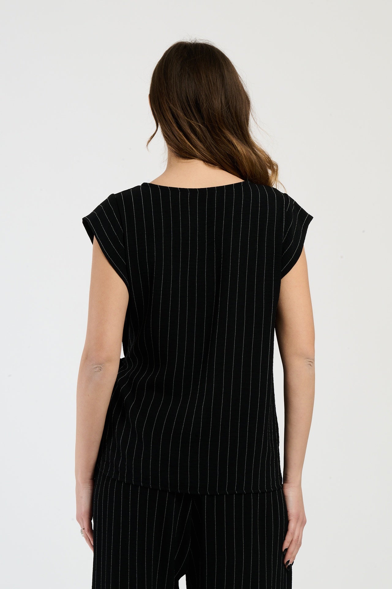 Set nero su donna: top senza spalline e pantaloni, eleganza atemporale
