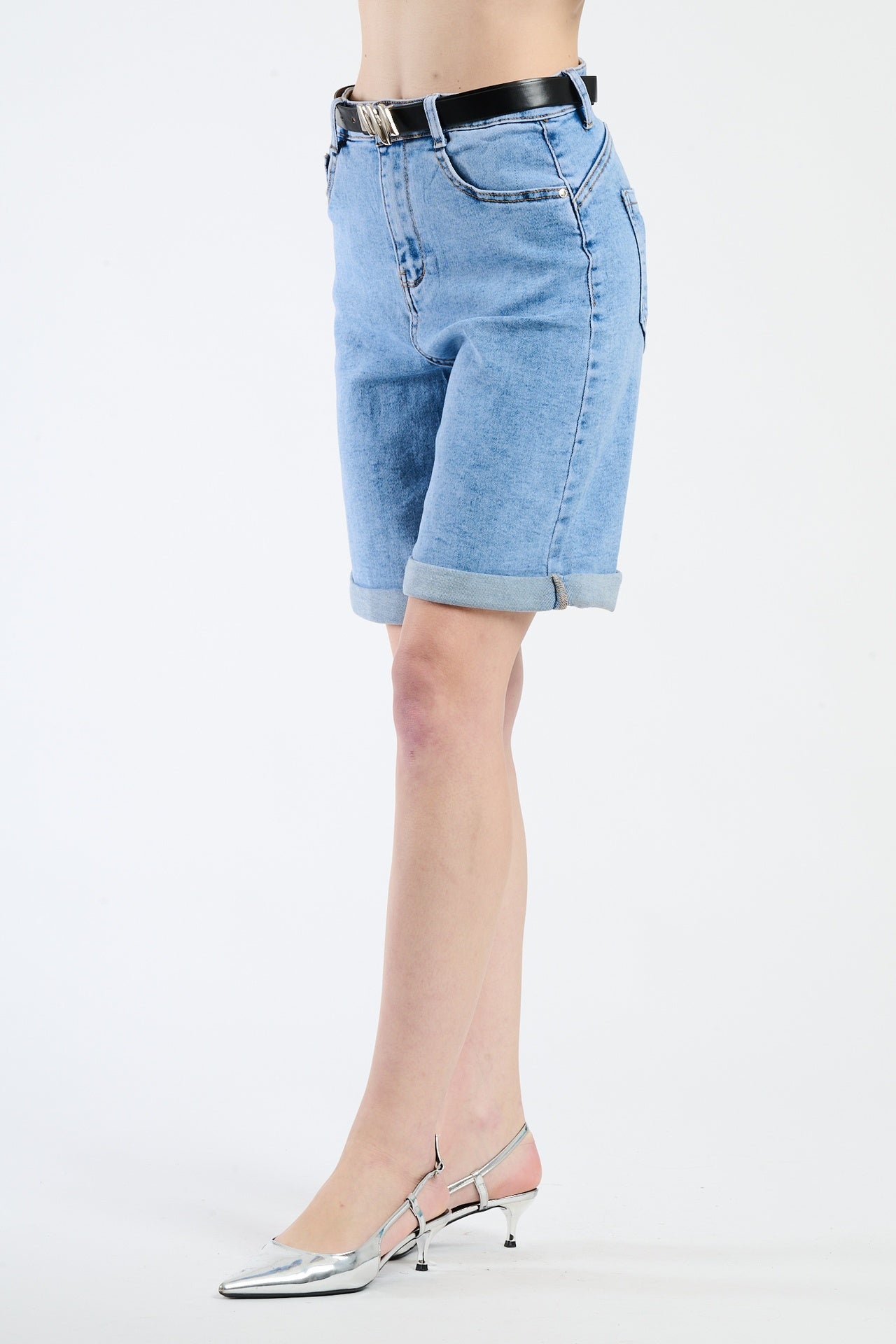 Shorts jeans a vita alta, chiusura a cerniera e fantasia classica denim, modello comodo e stylish.