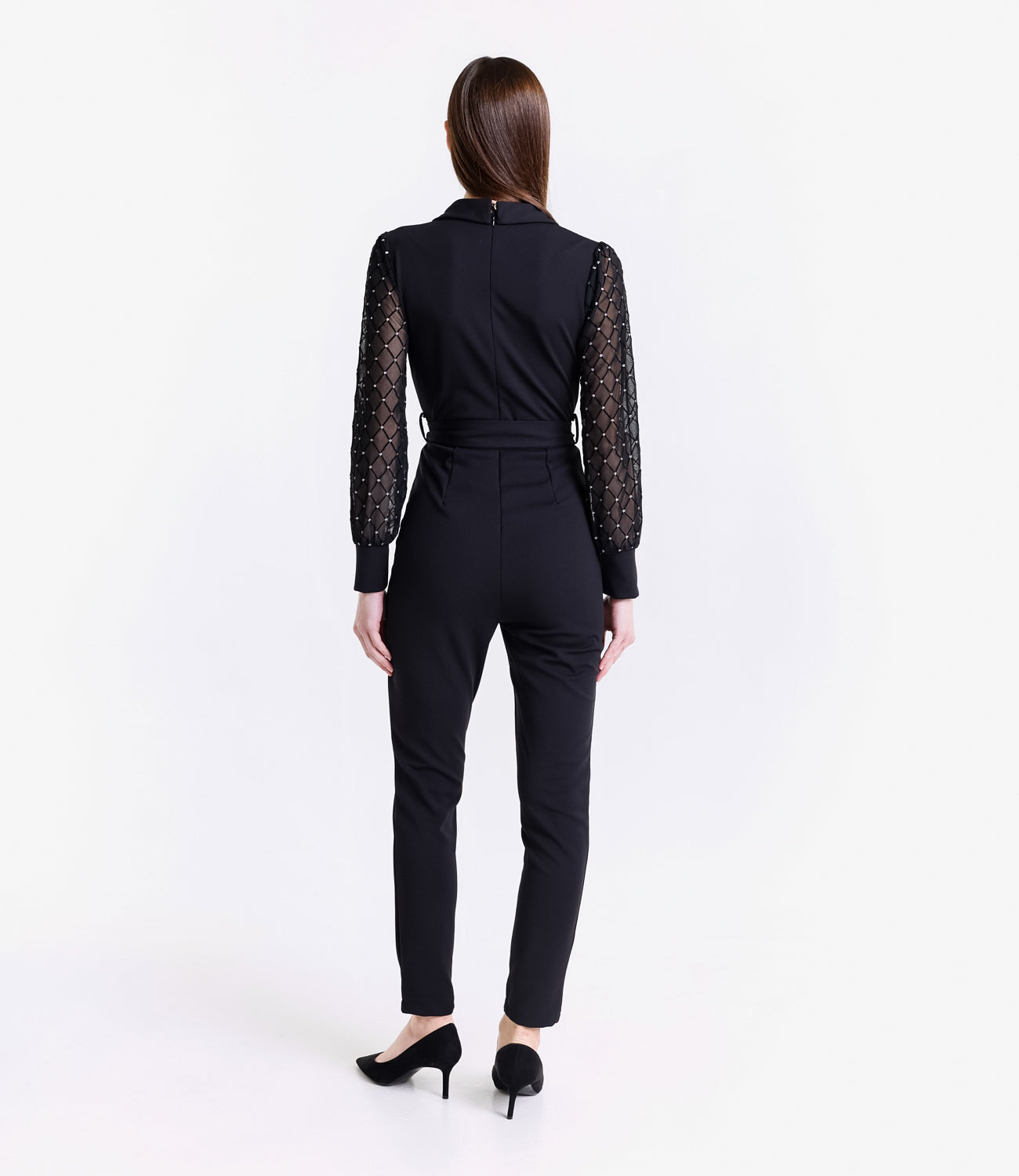 Tuta nera elegante con scollo a V e maniche in pizzo, ideale per un look sofisticato