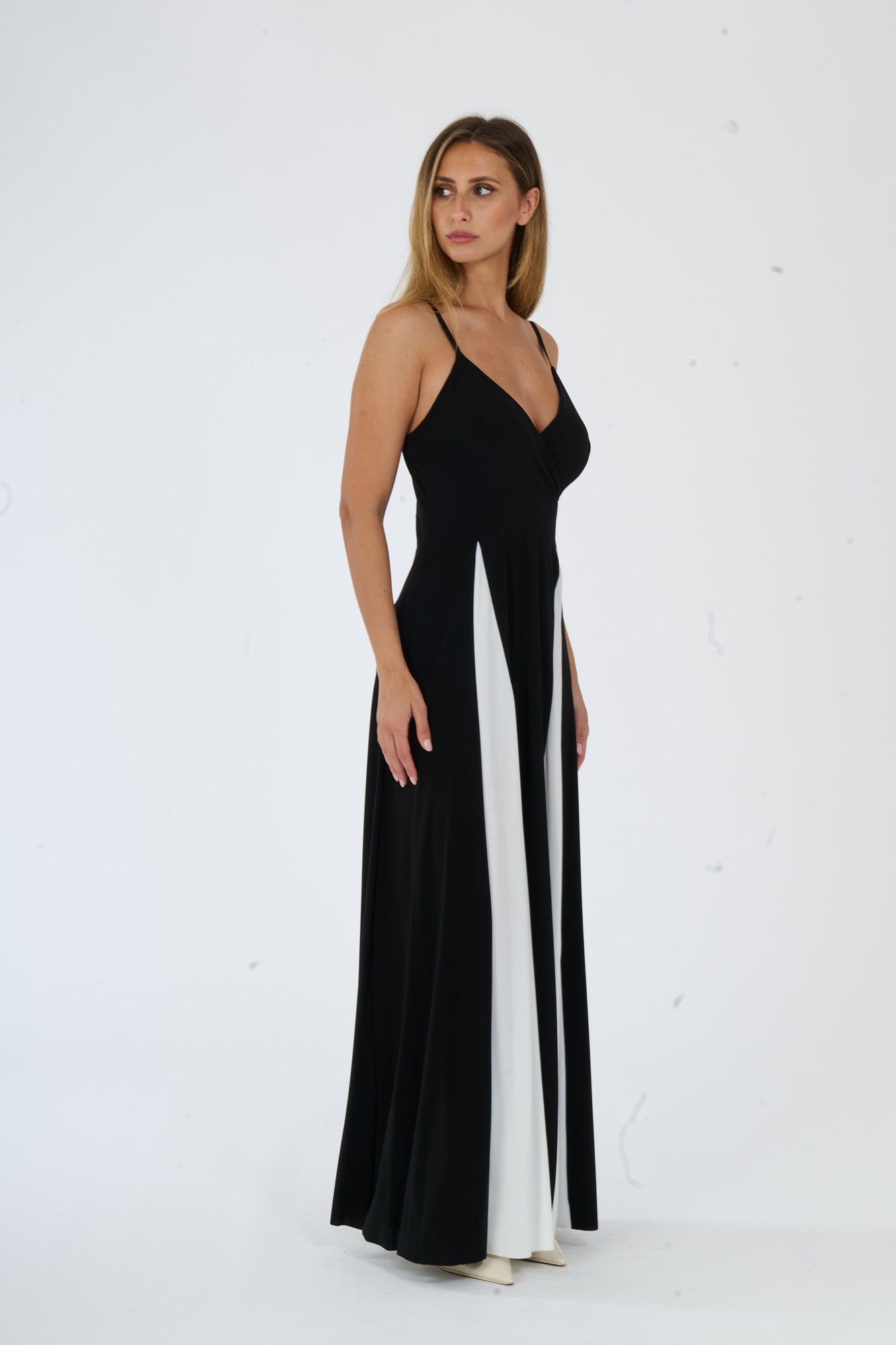 Un vestito con dettagli finemente lavorati, che conferisce un tocco di raffinatezza e di classe.