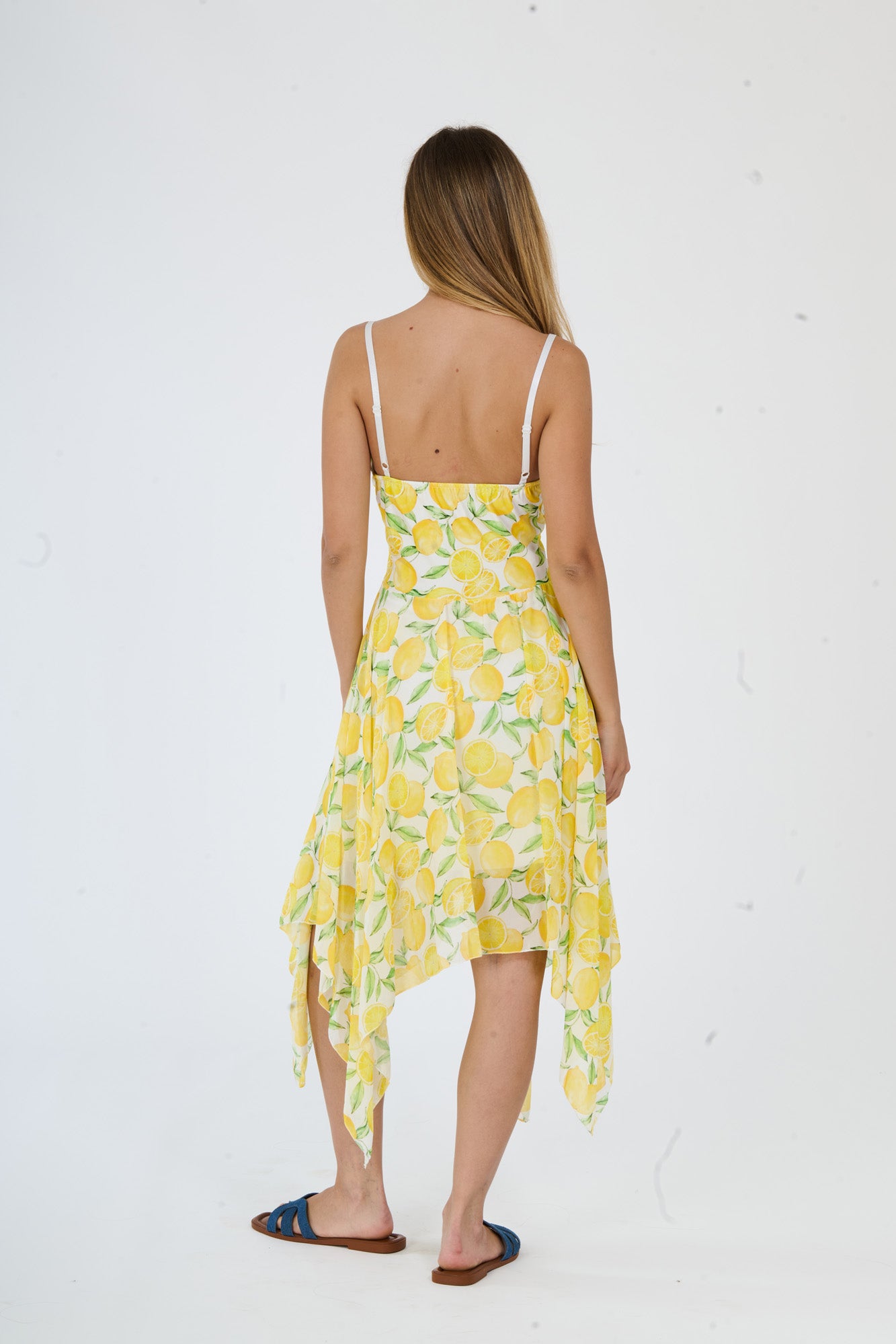 Vestito a fantasia floreale blu e giallo con silhouette avvolgente e gonna asimmetrica, ideale per occasioni trendy.