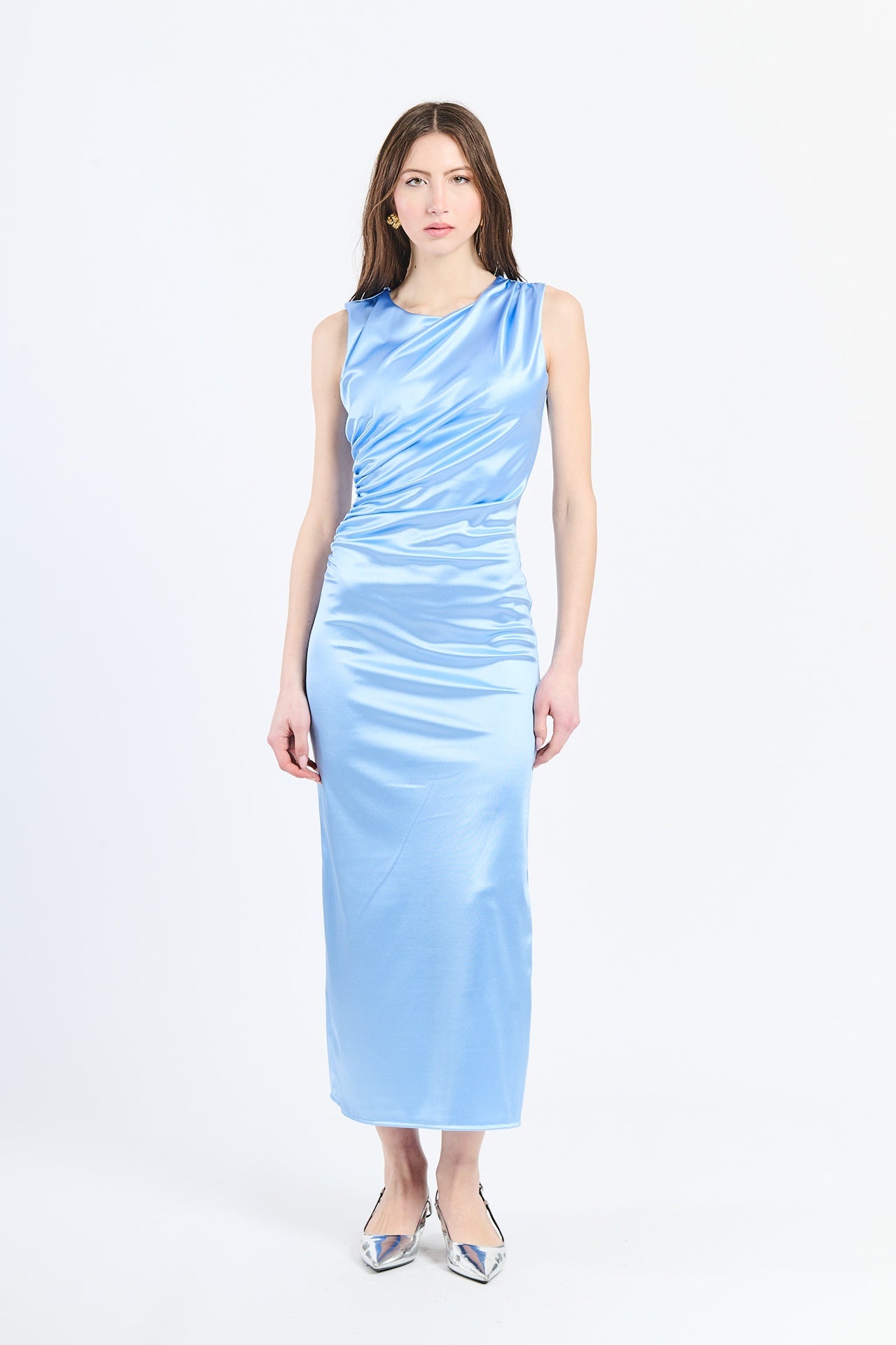 Vestito azzurro elegante con drappeggi sul busto e tessuto lucido
