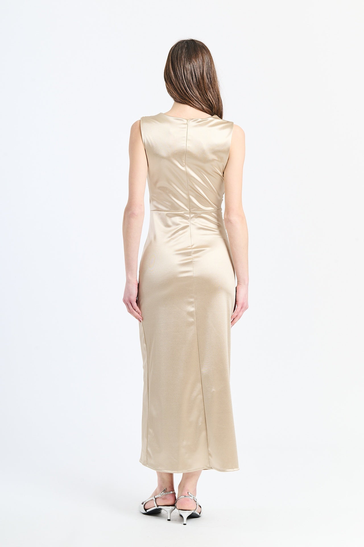 Vestito beige elegante con drappeggi delicati sul busto e tessuto liscio
