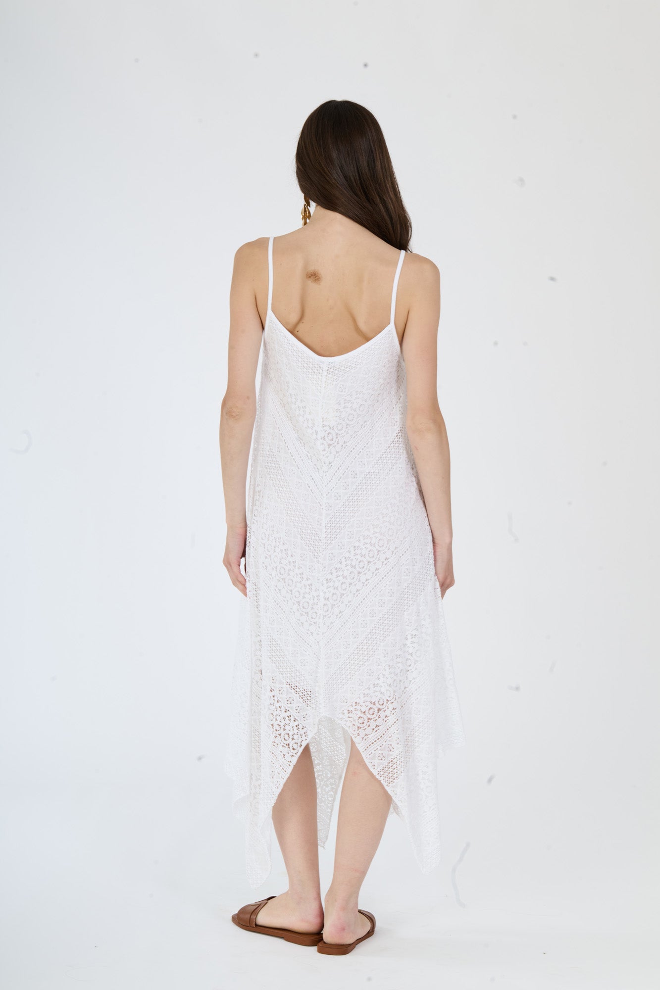 Vestito bianco a spalline sottili in maglia a fori, perfetto per una look sofisticata e romantica.