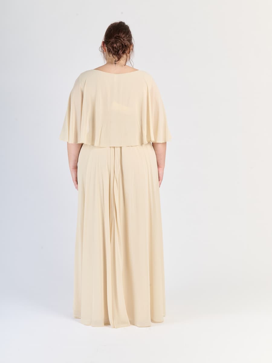 Vestito da cerimonia in crema, stile soffice e accogliente