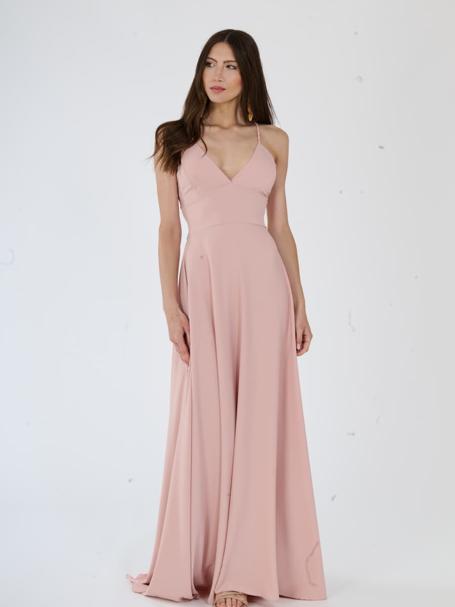 Vestito da sera rosa delicato con tessuto fluido e silhouette graziosa.