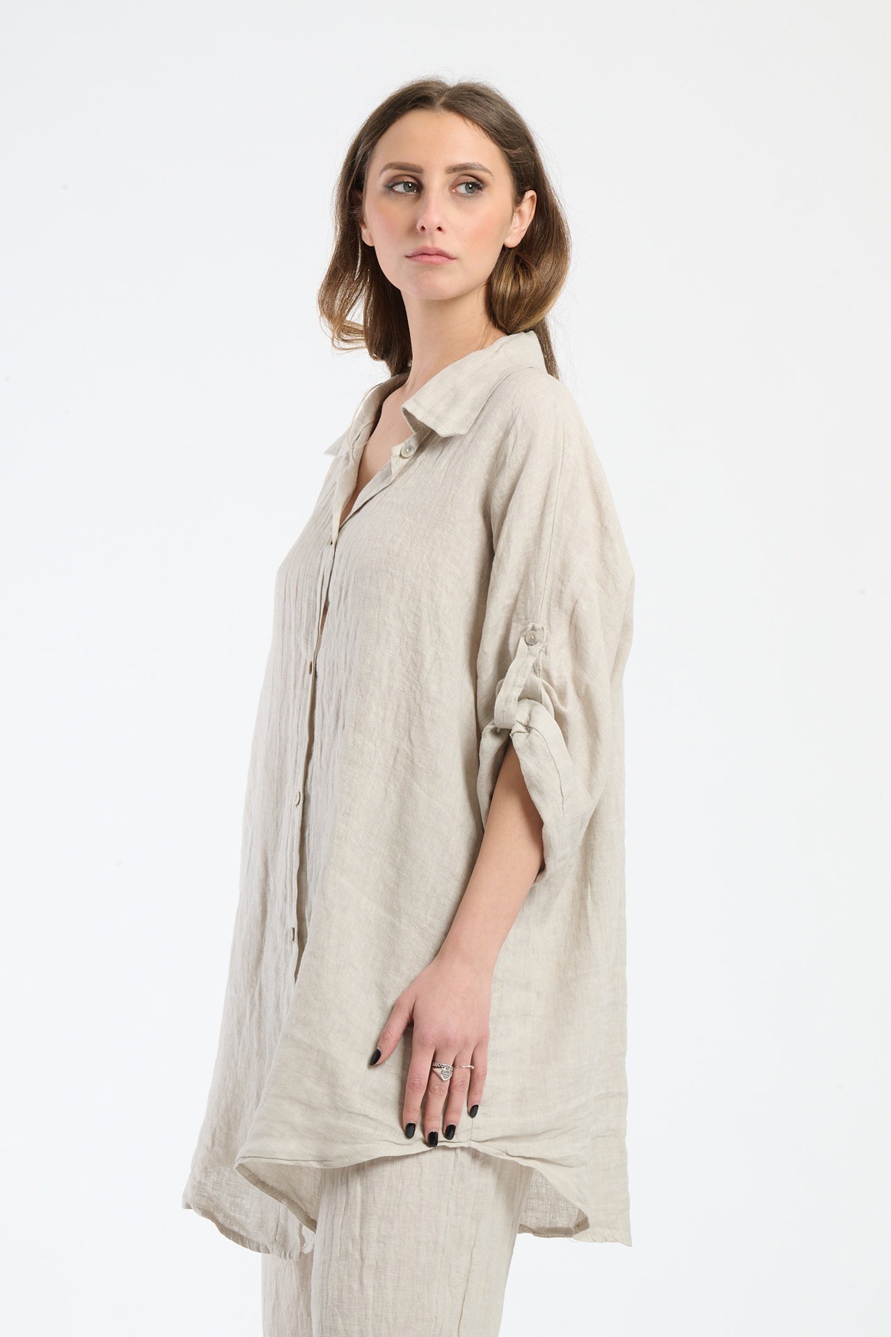 Camicia larga color beige, perfetta per uno stile minimalista ed elegante